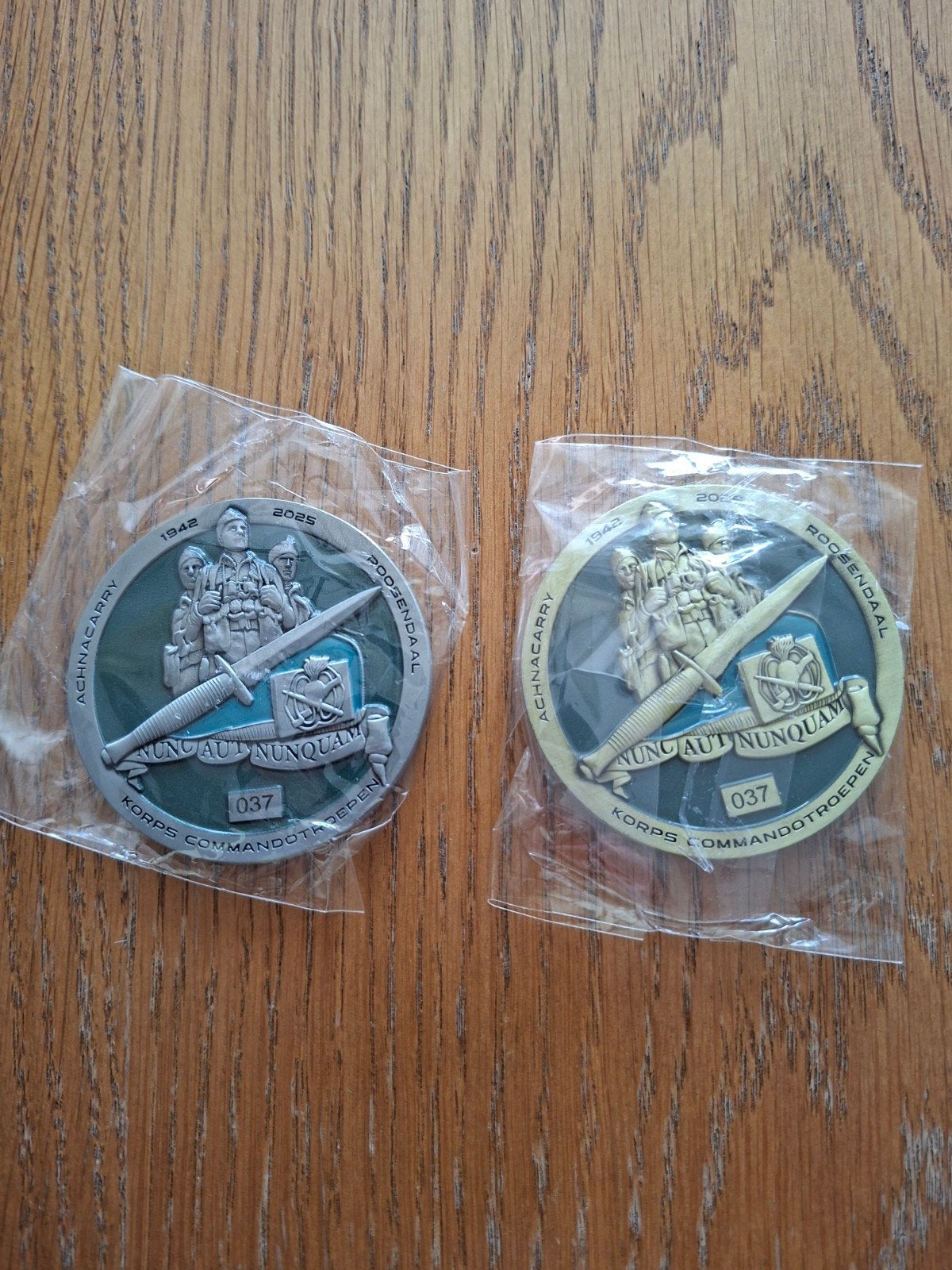 2 stuks Korps Commandotroepen coins, Ophalen of Verzenden, Landmacht, Nederland, Embleem of Badge