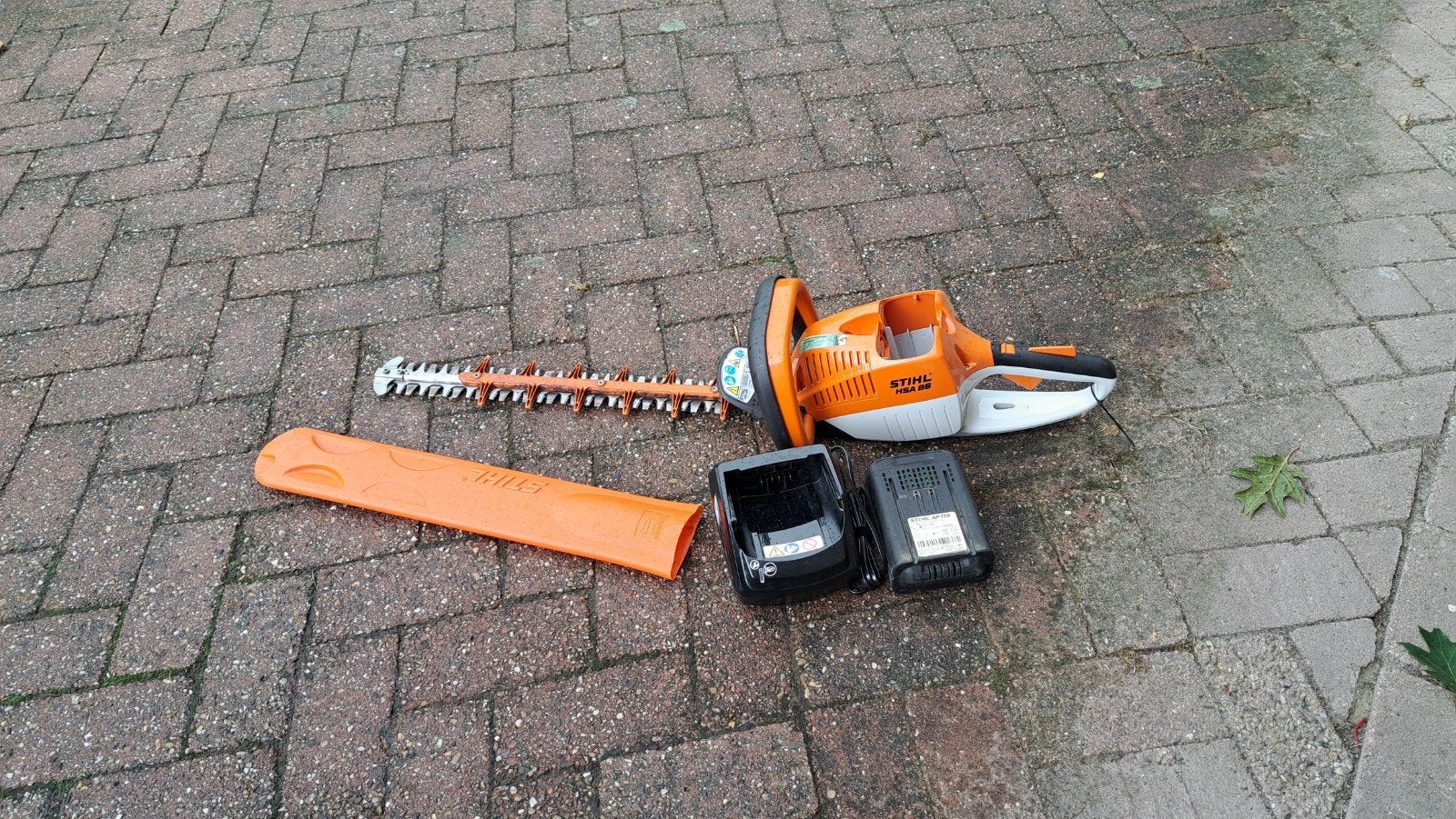 Stihl HSA 86 (Accu) heggenschaar met accu en oplader, Stihl, Gebruikt, Accu, Ophalen of Verzenden