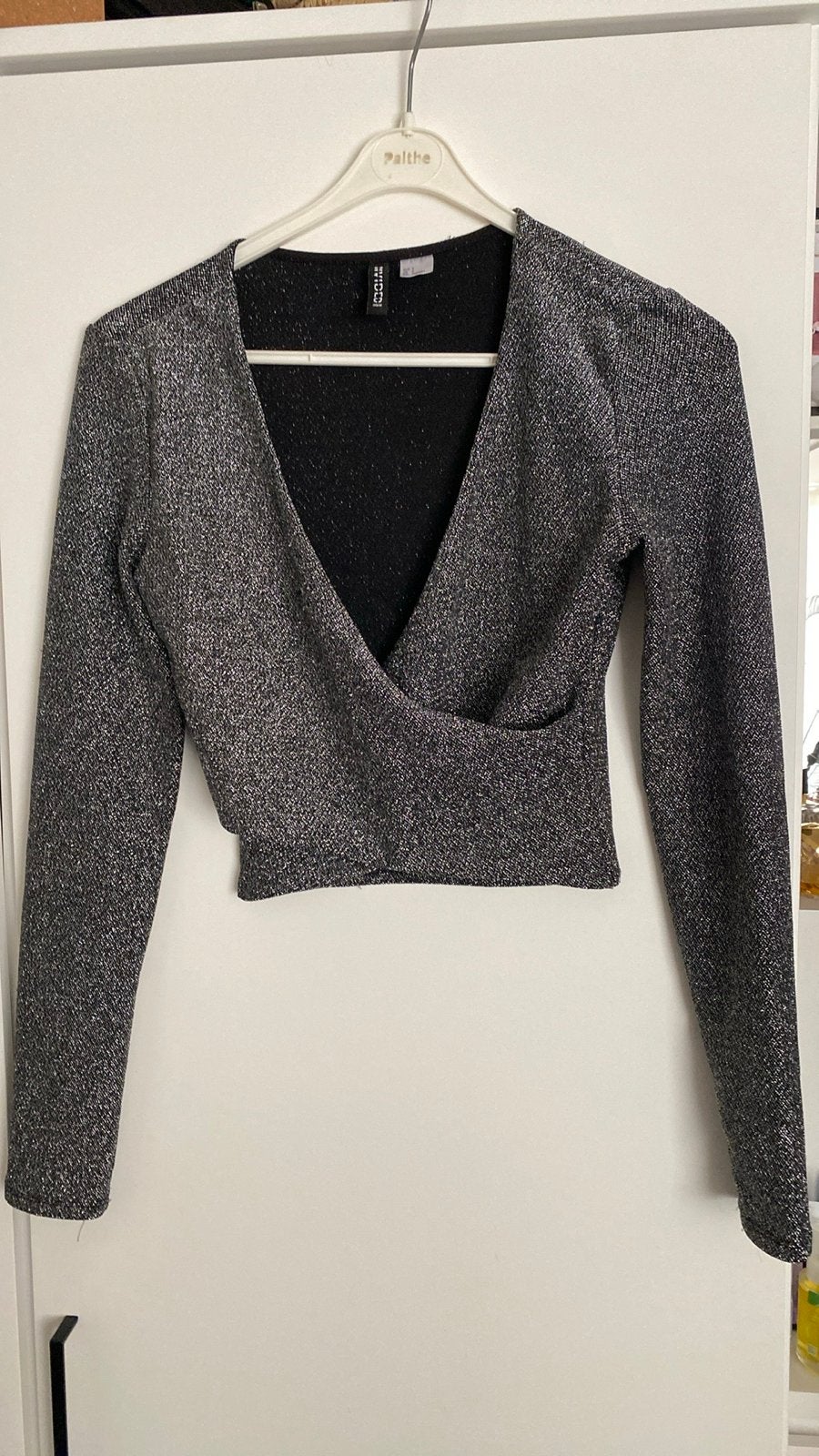 H&M Divided Glitter Croptop Maat S, Kleding | Dames, Tops, Zo goed als nieuw, Maat 36 (S), Zwart, Lange mouw, Ophalen of Verzenden