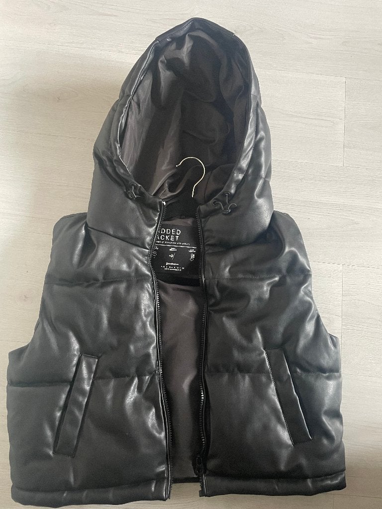 Zwarte bodywarmer met capuchon van Zara, Kleding | Dames, Maat 38/40 (M), Ophalen of Verzenden, Zo goed als nieuw, Zara