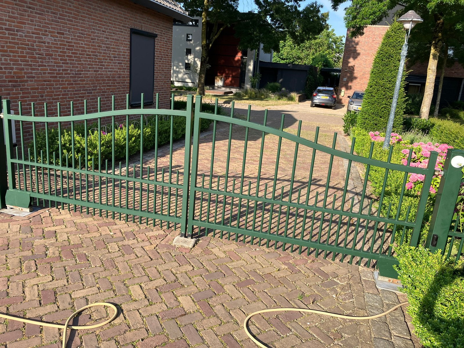 Elektrische poort met aparte looppoort, Ophalen, Met poort, Gebruikt, Spijlenhekwerk