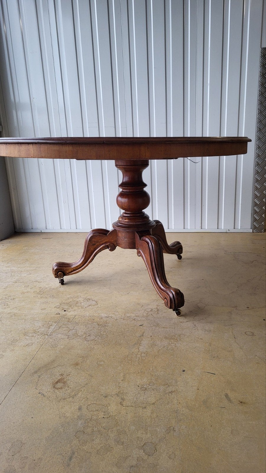 Ronde mahonie tafel staat in Beverwijk, Ophalen
