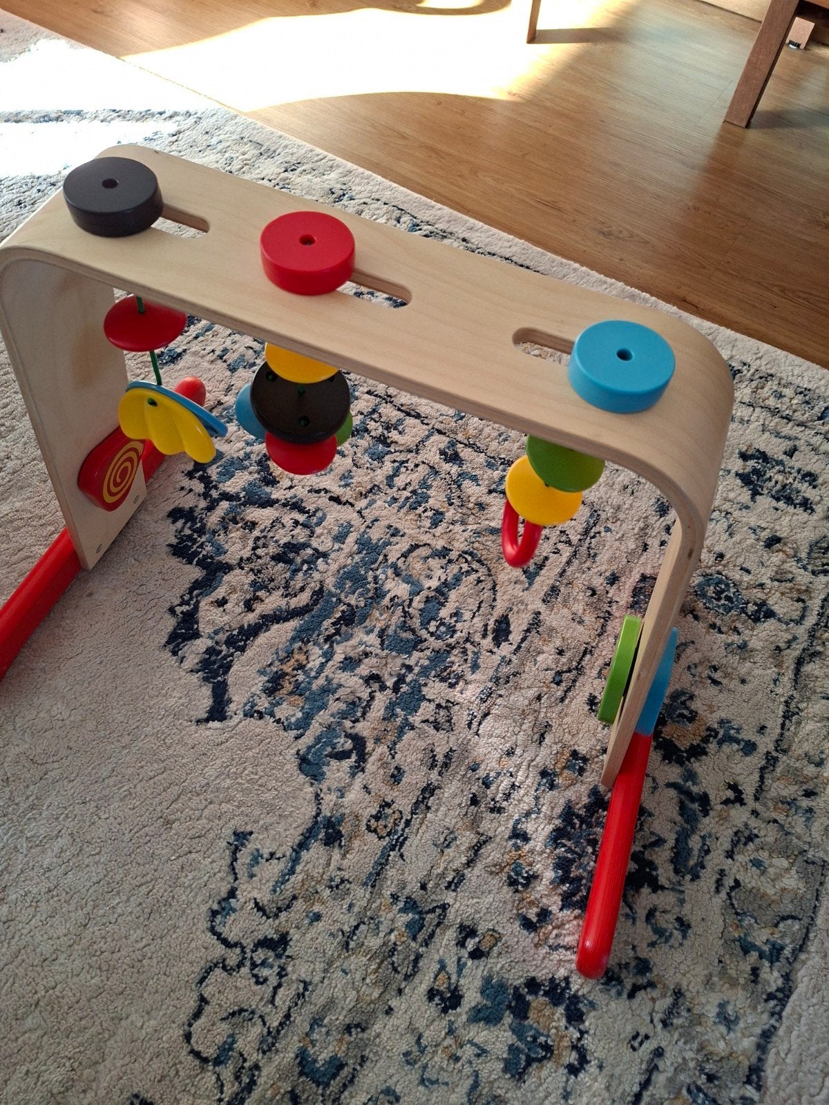 Ikea Babygym van hout met kleurrijke speeltjes, Kinderen en Baby's, Speelgoed | Babyspeelgoed, Ophalen, Zo goed als nieuw, Babygym