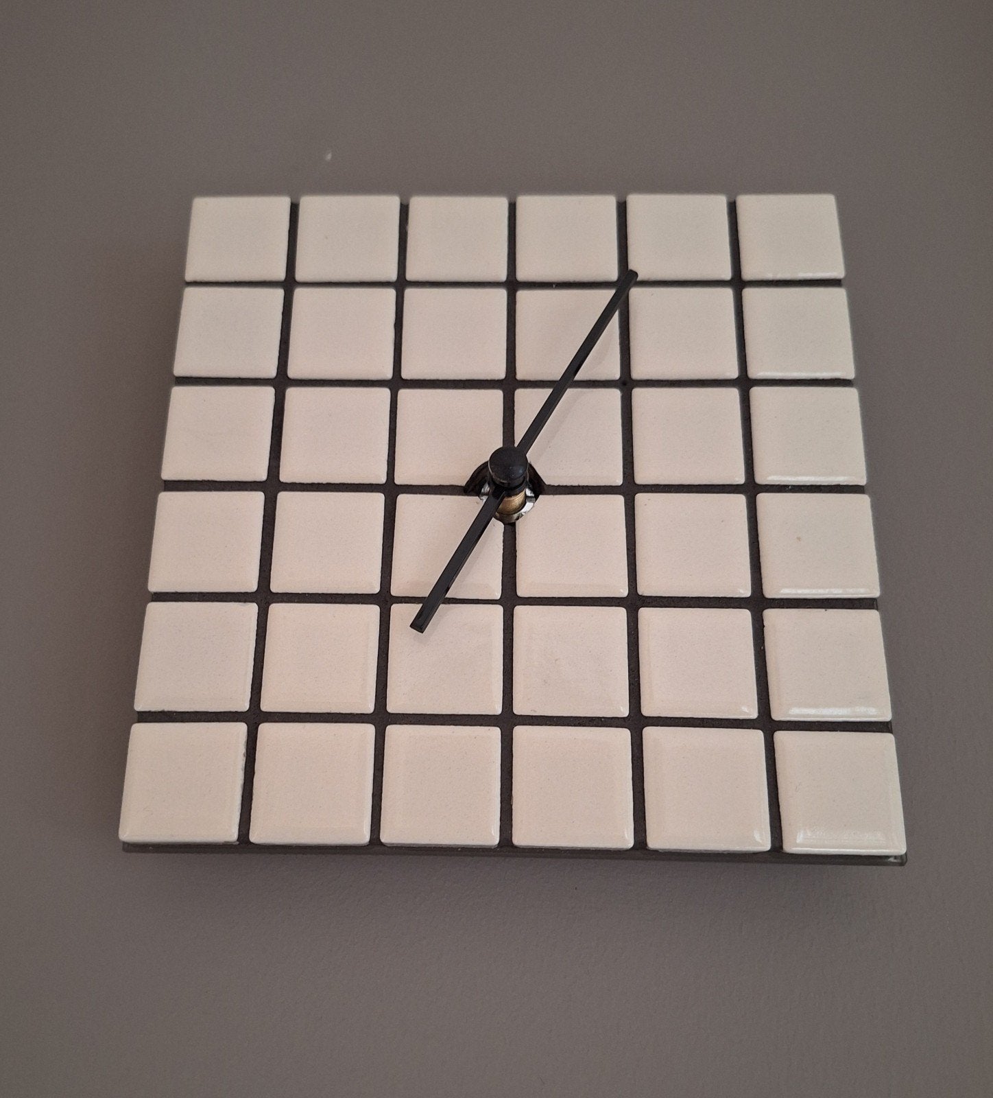 Design Tegelklok - 15x15 cm - handgemaakt, Huis en Inrichting, Wandklok, Analoog, Ophalen of Verzenden, Beige