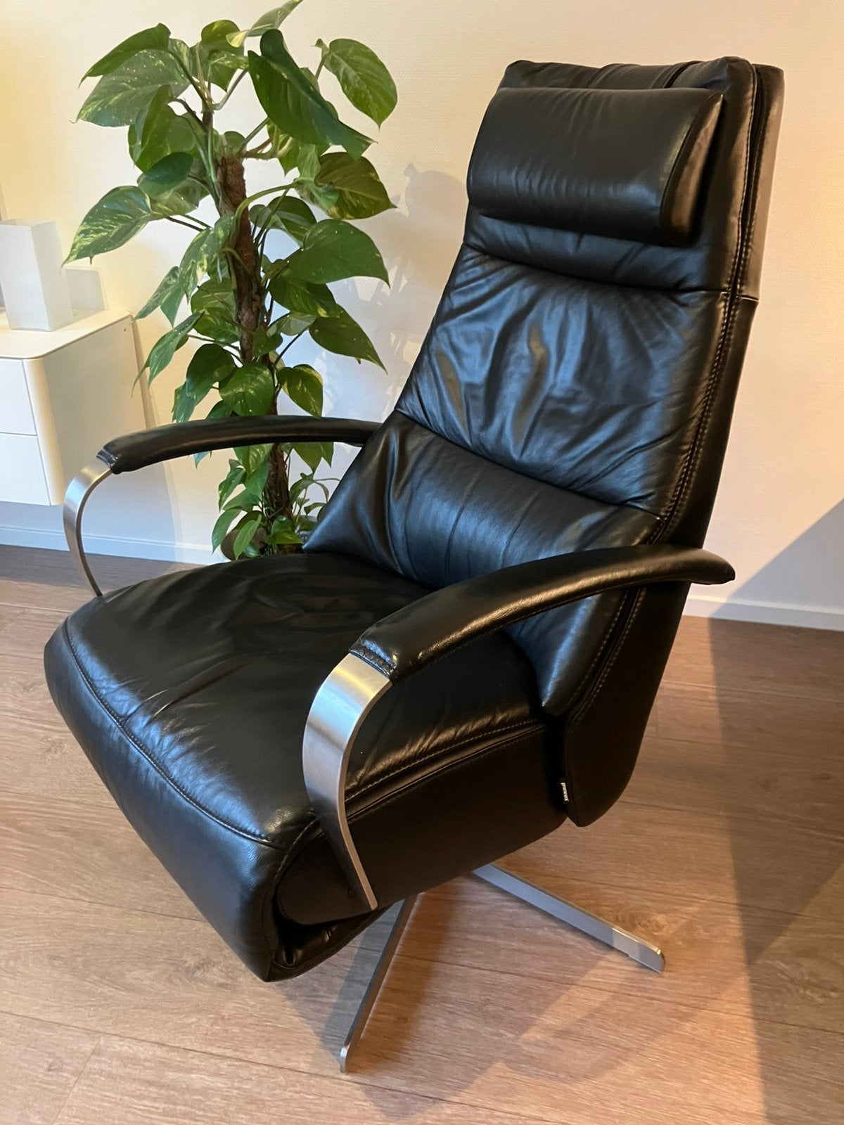 Luxe zwarte relaxstoel, Ophalen, Zo goed als nieuw, 50 tot 75 cm, Leer