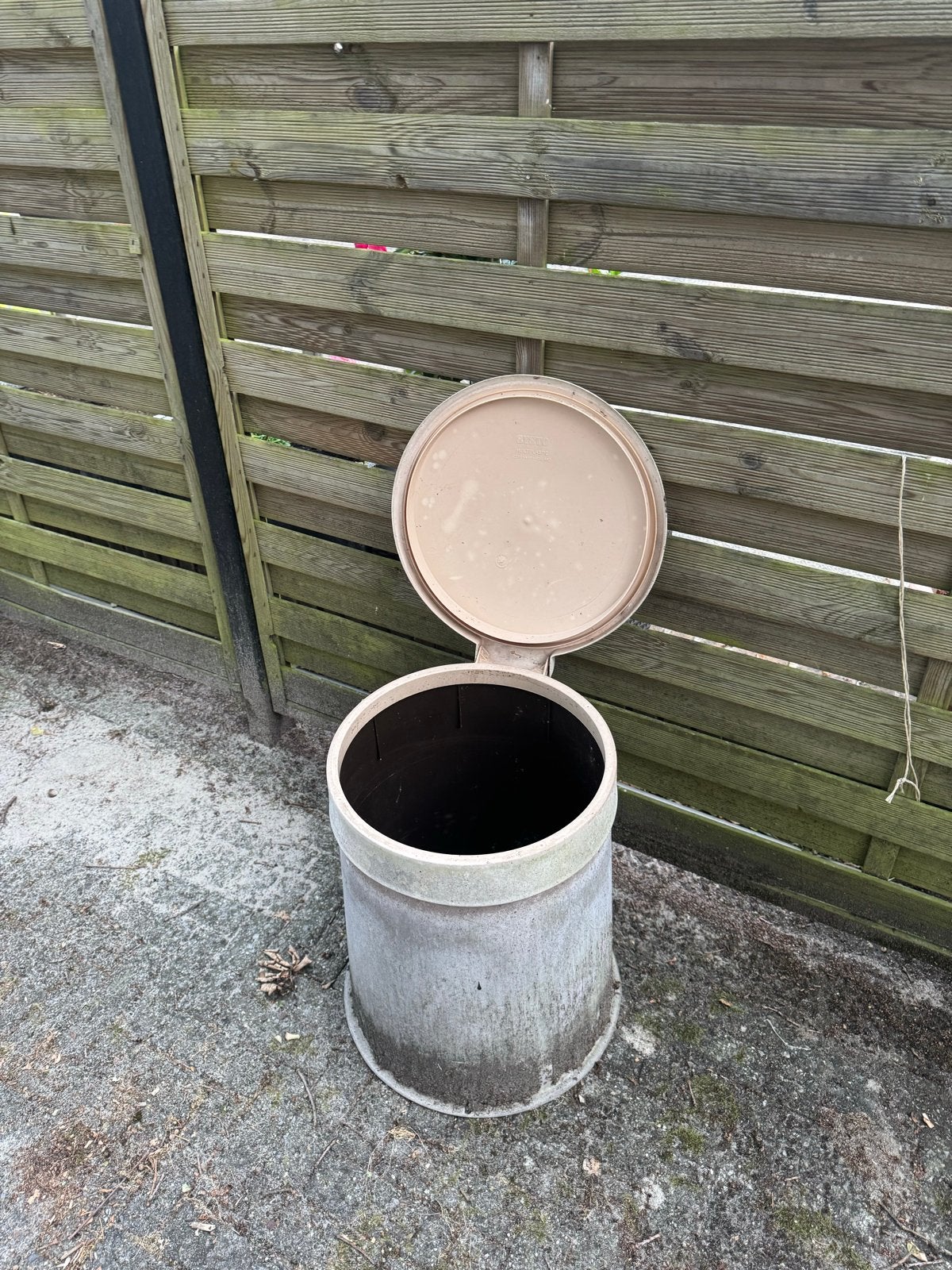 Buitenprullenbak, Huis en Inrichting, Ophalen, Gebruikt, Overige stijlen, Kunststof
