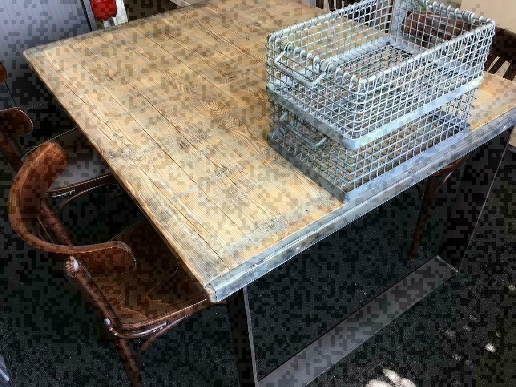 Industriële tafels van steenschotten en stalen onderstel, Ophalen, Nieuw, 25 tot 50 cm