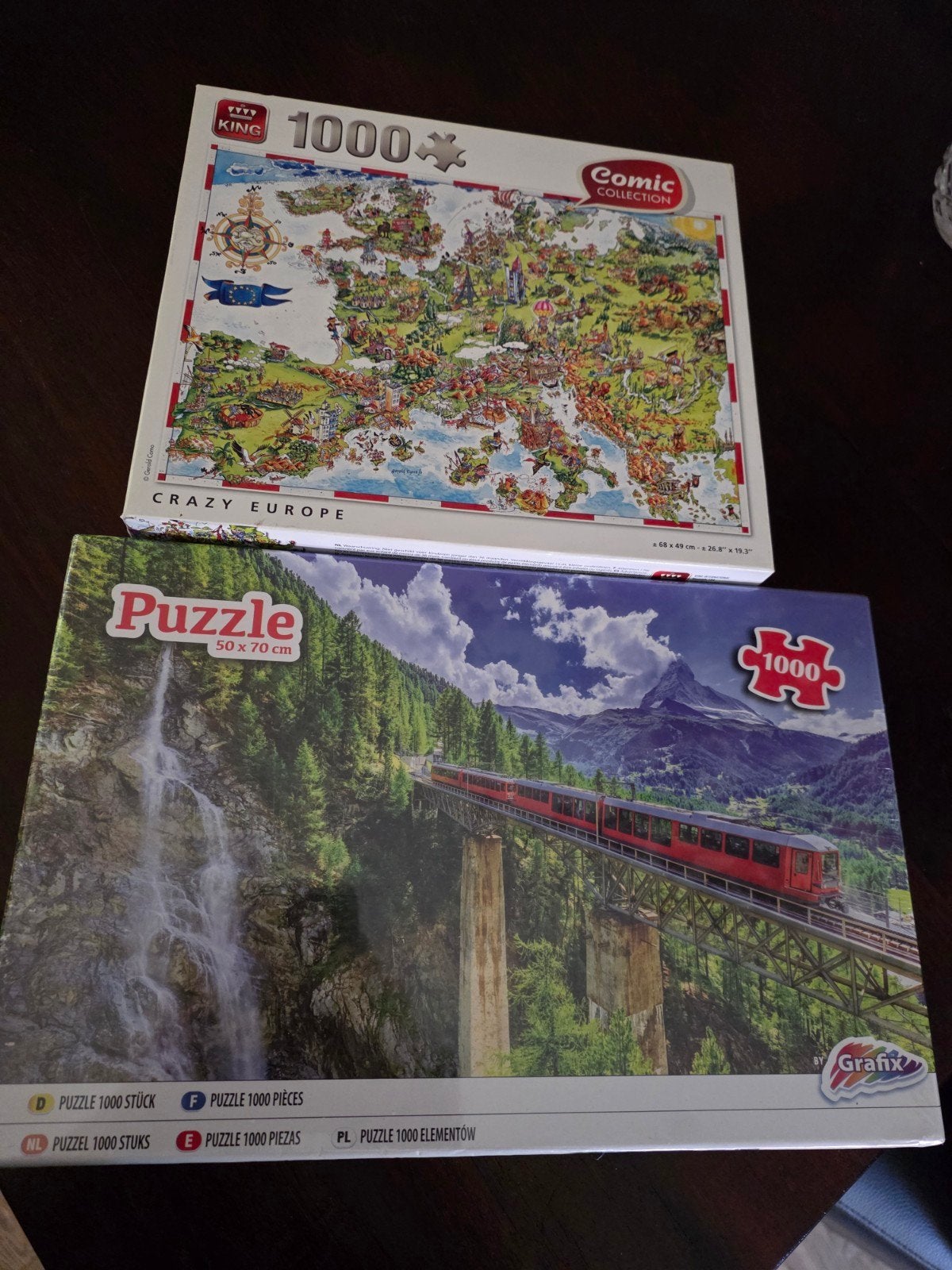 2x 1000 stukjes puzzels: Crazy Europe & Trein in Bergen, Ophalen of Verzenden, 500 t/m 1500 stukjes, Gebruikt, Legpuzzel