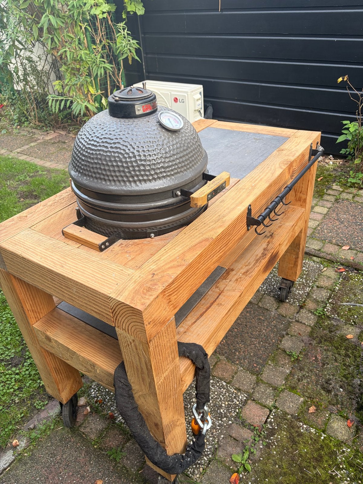 Grill Guru Compact BBQ 15 inch met zelfgemaakte tafel, Ophalen, Gebruikt, Met accessoires