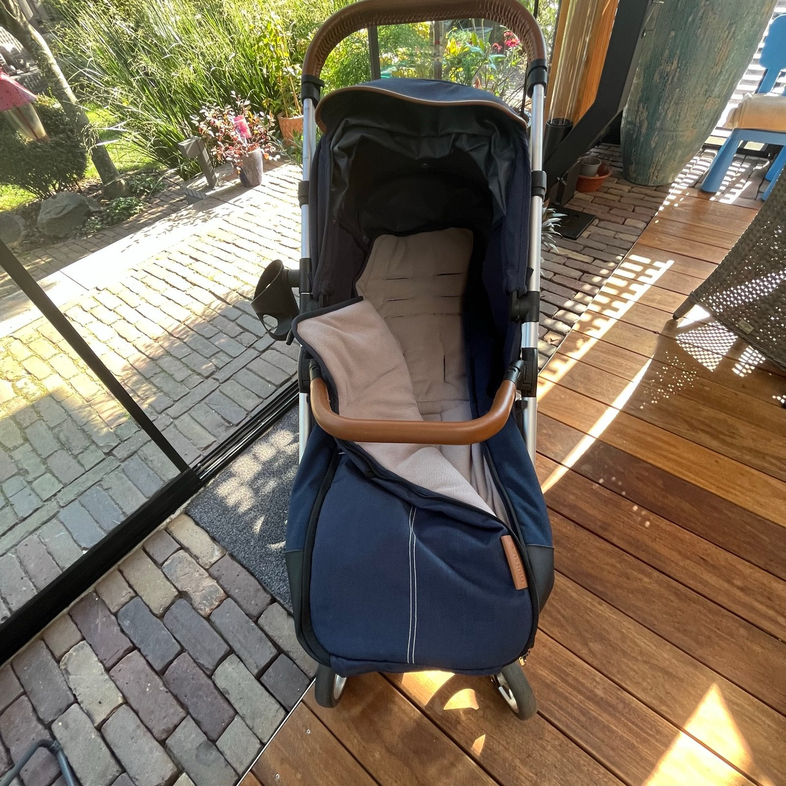 Donkerblauwe Mutsy kinderwagen met voetenzak en parasol
