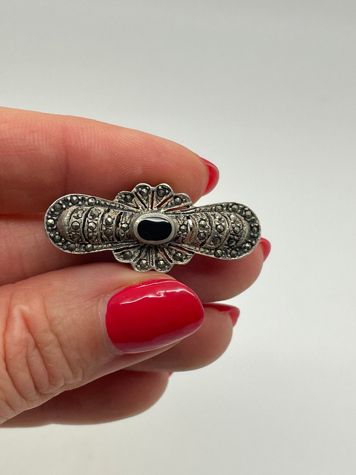 E521 Prachtige zilveren broche onyx markasiet, Minder dan 4 cm, Ophalen of Verzenden, Zo goed als nieuw, X