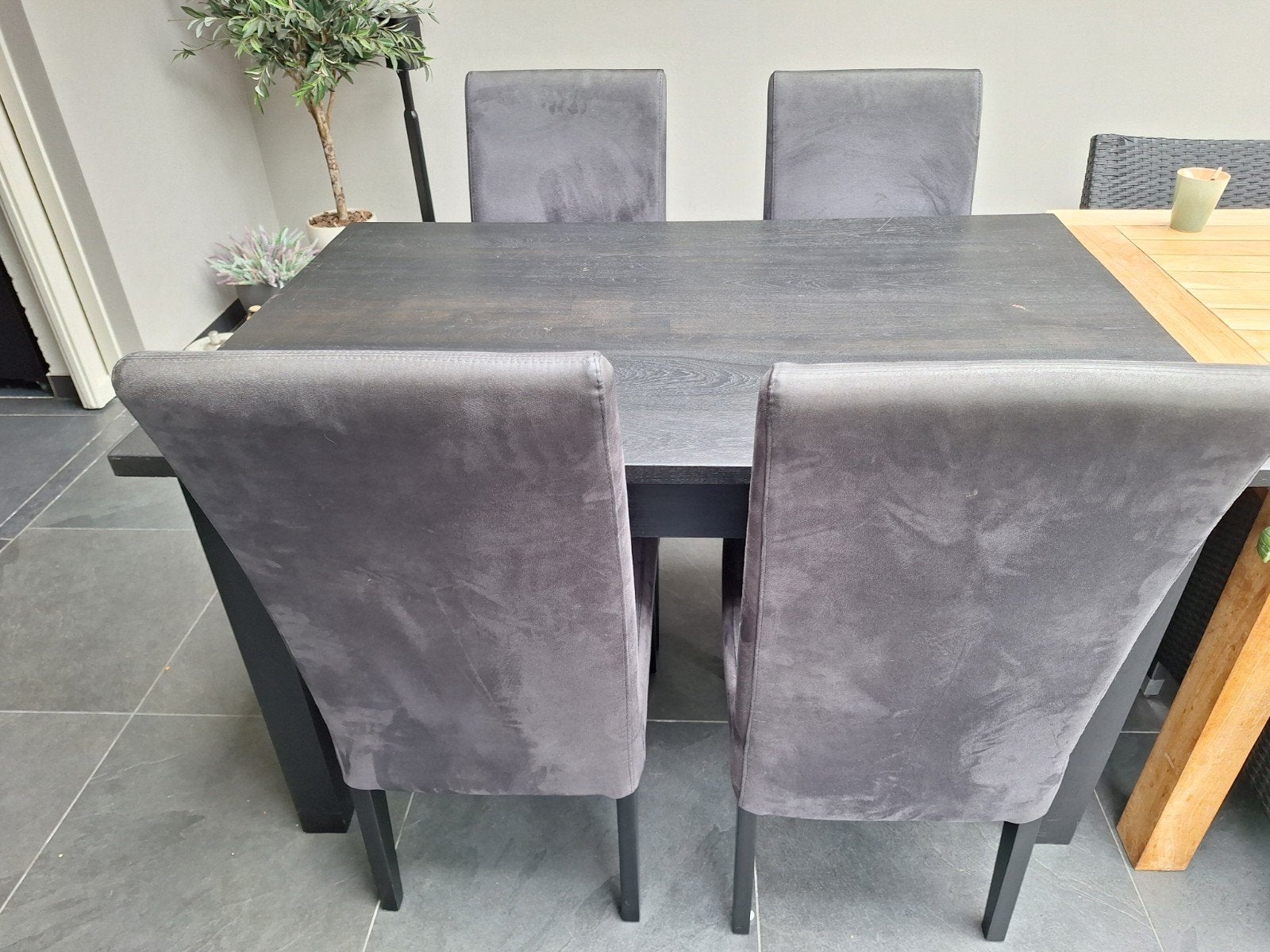 Zwarte Teak Eettafel (140x90) met 4 Comfortabele Stoelen, Huis en Inrichting, Tafels | Eettafels, Ophalen, Gebruikt, 100 tot 150 cm