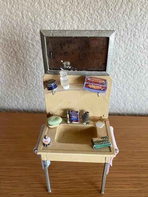 Antiek metalen wastafeltje met toe behoren, Ophalen of Verzenden, Zo goed als nieuw, Poppenhuis