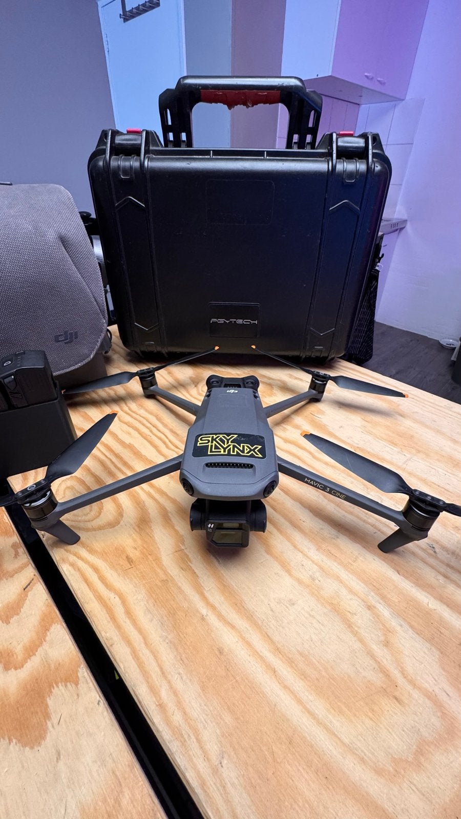 DJI Mavic 3 Cine Premium Combo met veel extra's, 30 tot 45 minuten, Extra accu('s), Zo goed als nieuw, DJI
