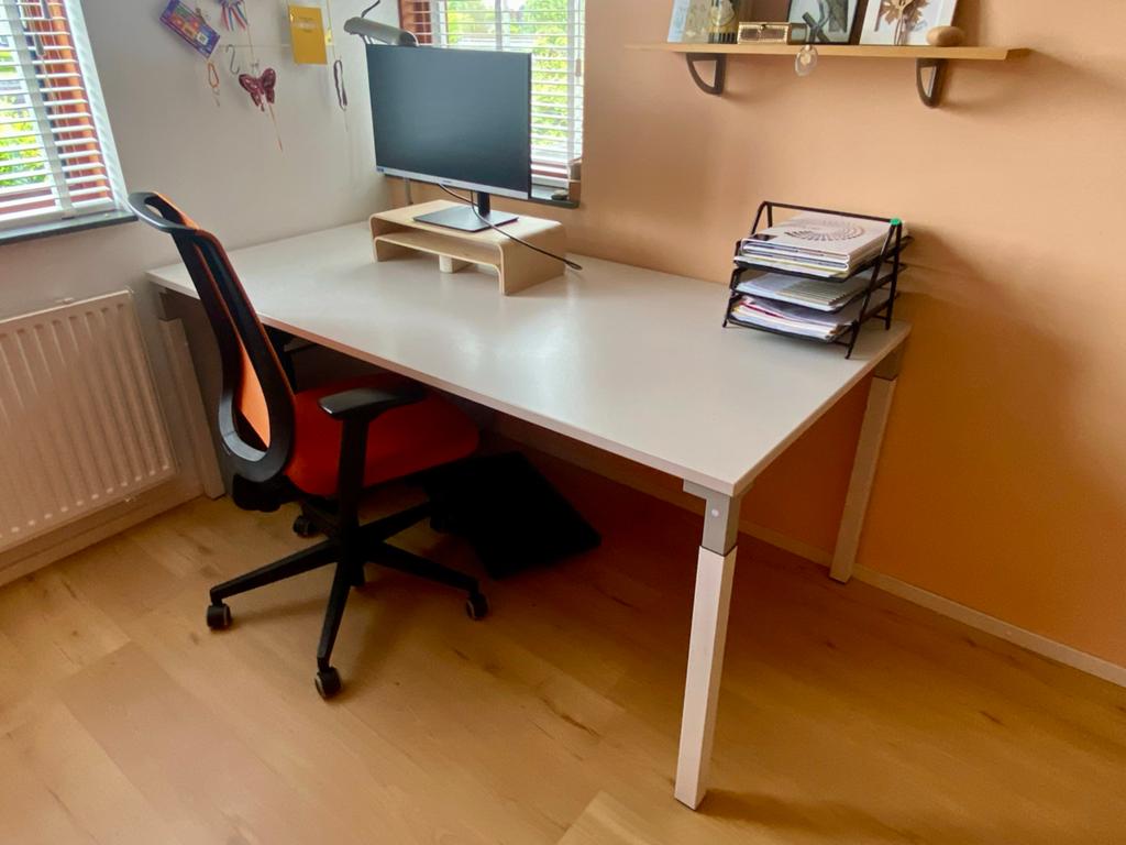 Steelcase Bureau (180x90cm) + Bureaustoel (verstelbaar), Ophalen, In hoogte verstelbaar, Gebruikt