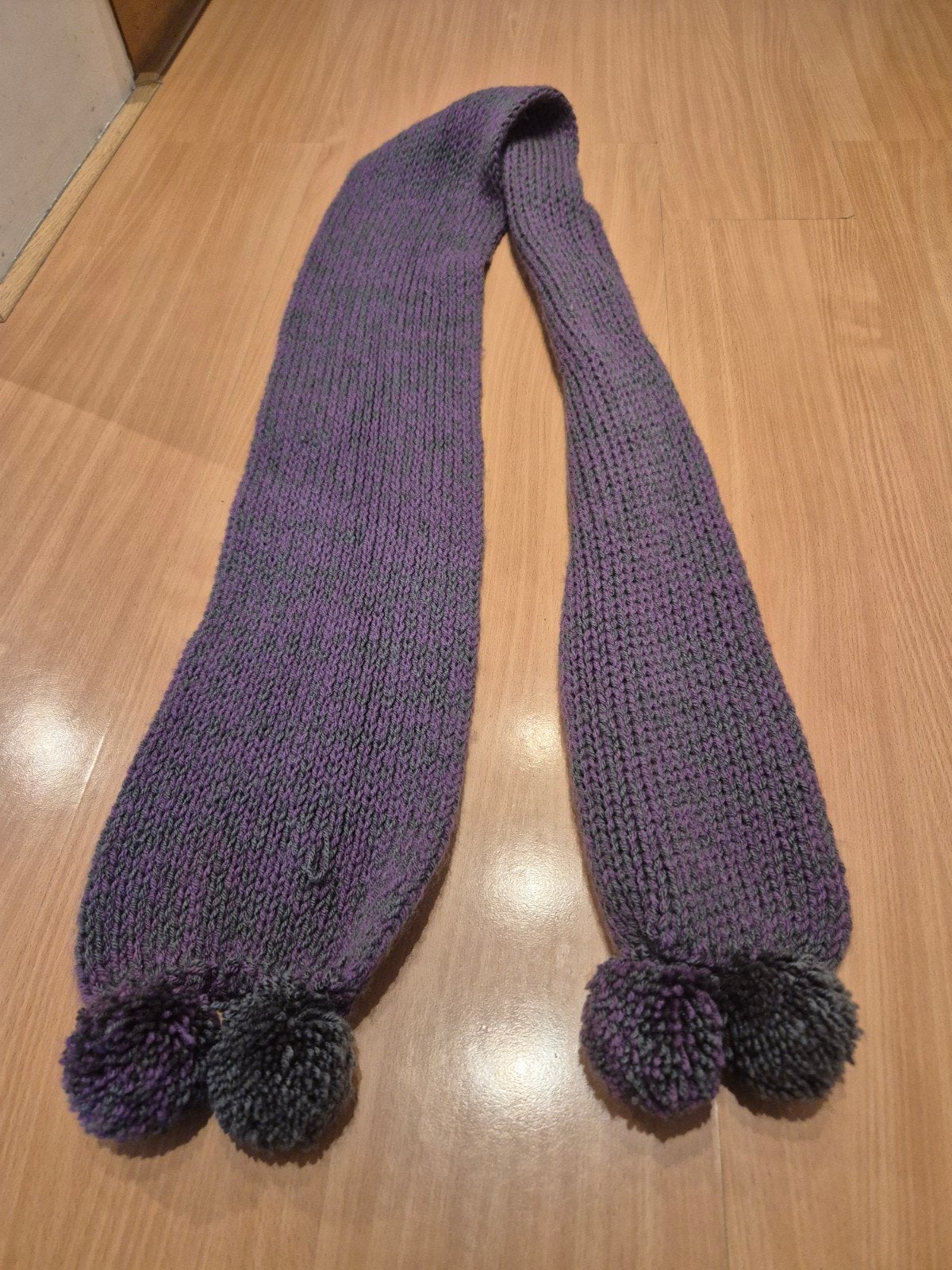 Gebreide paarse sjaal met pompons, Kleding | Dames, Mutsen, Sjaals en Handschoenen, Maat 46/48 (XL) of groter, Ophalen of Verzenden