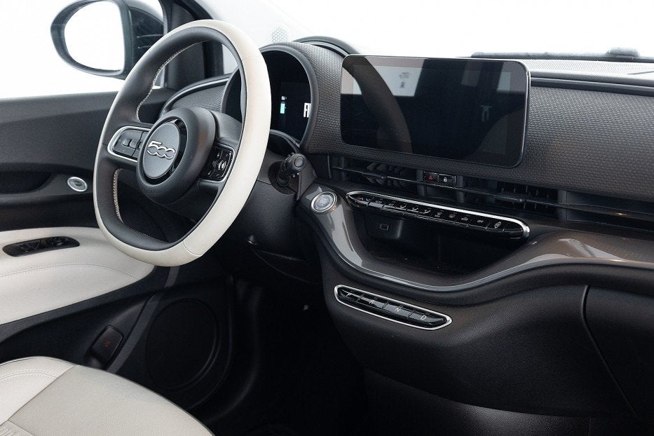 Fiat 500e 42kWh La Prima | PANORAMA | CAMERA | ADAPTIVE CRUI, 12 maanden, 0 cilinders, 118 pk, 4 stoelen