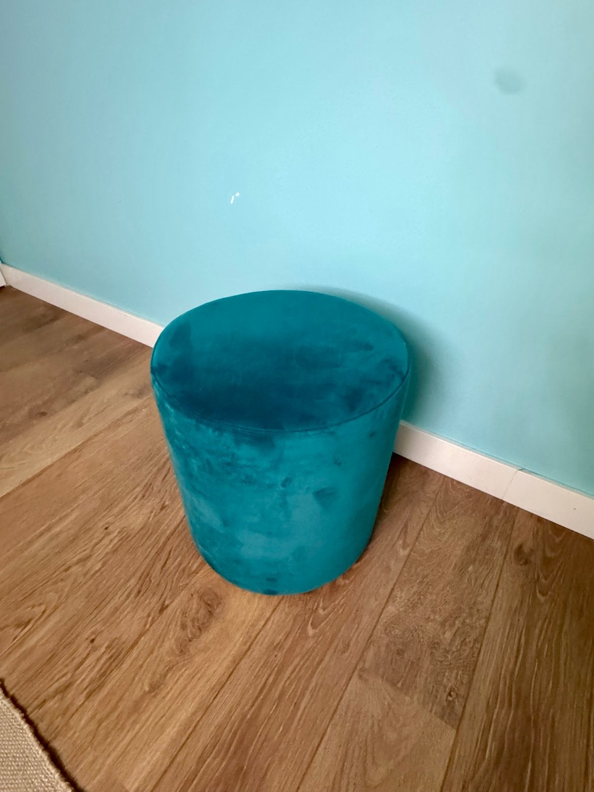 Goossens poef/hocker in turquoise velours, Ophalen of Verzenden, Zo goed als nieuw, Overige materialen