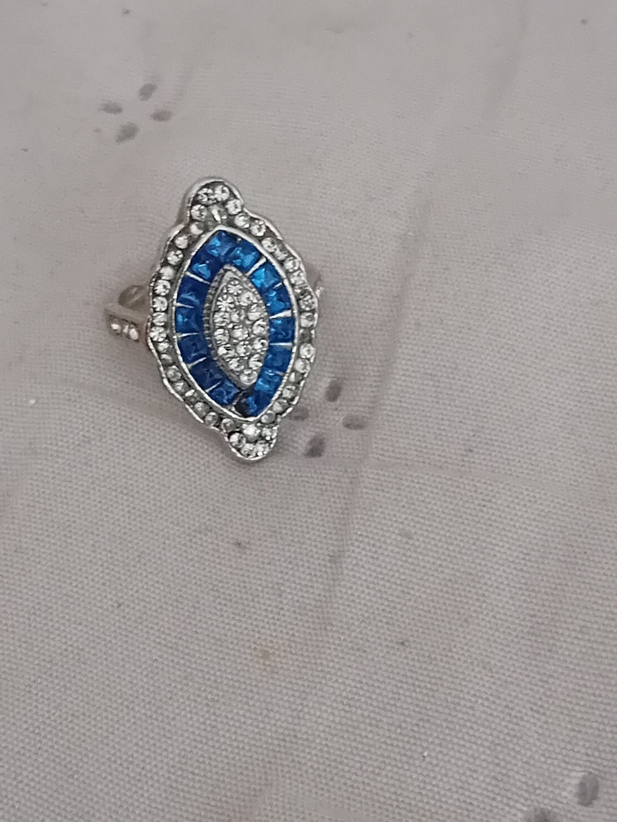 Elegante ring met blauwe en witte steentjes, Sieraden, Tassen en Uiterlijk, Overige materialen, Blauw, Met kristal, Ophalen of Verzenden