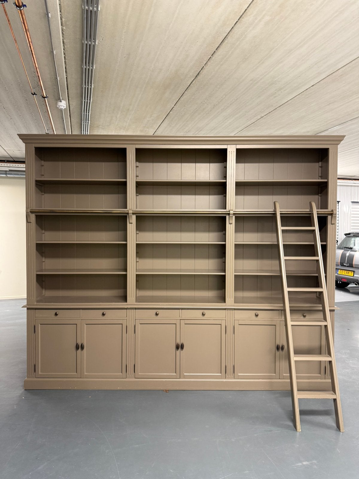 Grote Landelijke Boekenkast met Bibliotheekladder Taupe #K40, Huis en Inrichting, Kasten | Boekenkasten, Met plank(en), 200 cm of meer