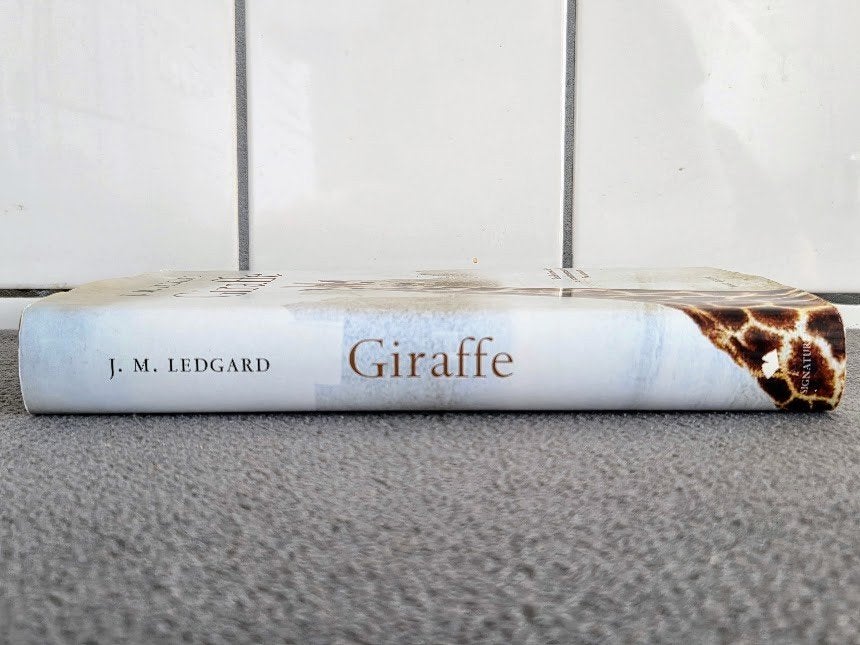Giraffe - J.M. Ledgard, Gelezen, Europa overig, Ophalen of Verzenden, Ledgard J.M.
