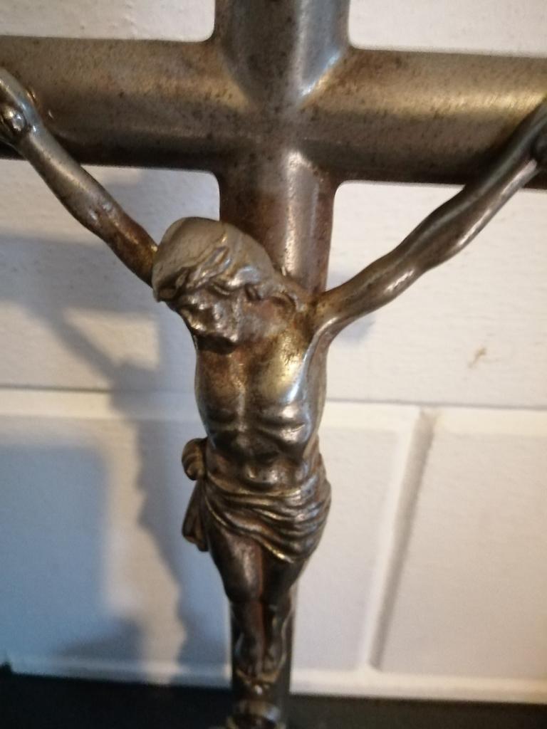 ANTIEK CRUCIFIX, HEILIGEN BEELD METAAL TOPSTAAT 42 CM HOOGTE, Antiek en Kunst, Antiek | Religie, Ophalen of Verzenden