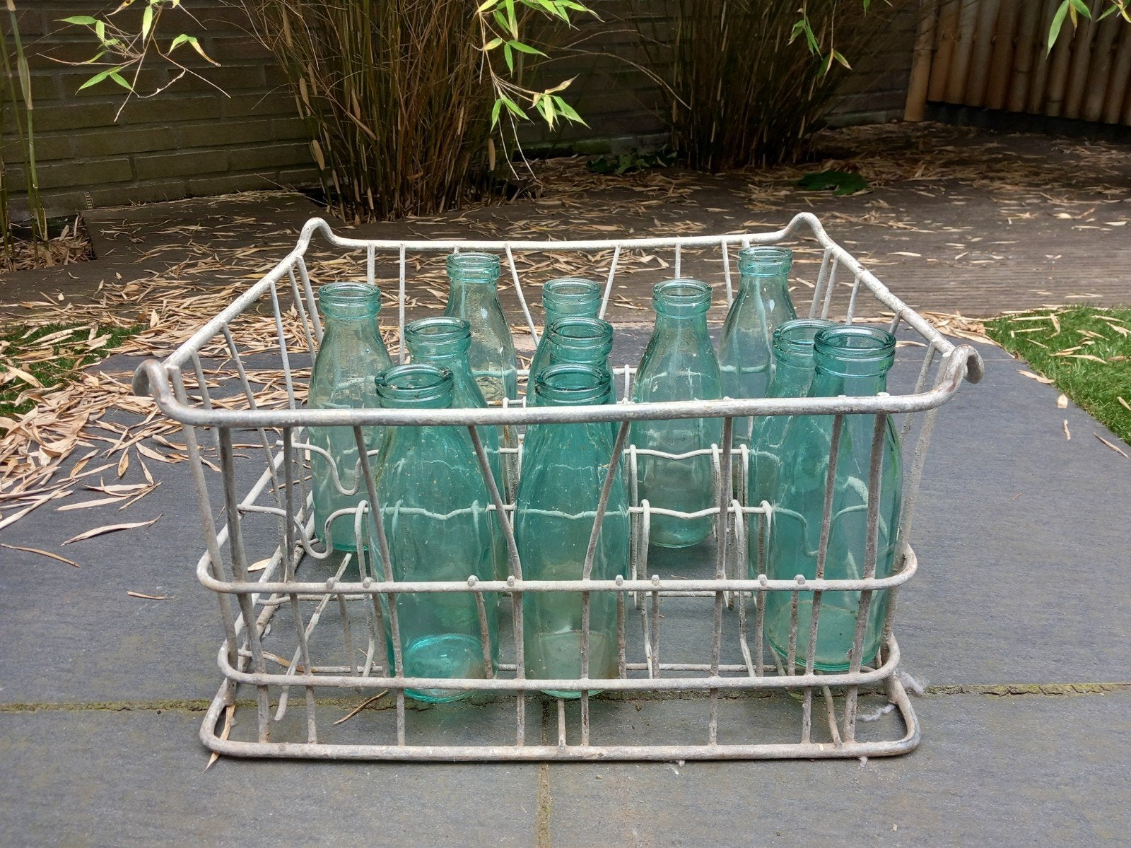 Vintage zinken krat met originele flesjes, Antiek en Kunst, Curiosa en Brocante, Ophalen