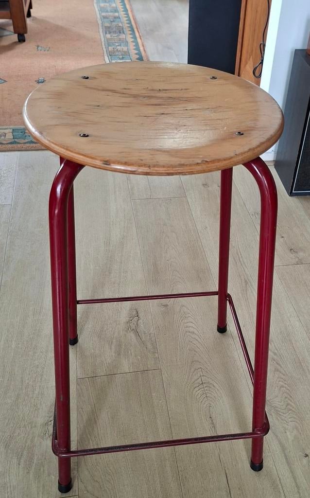 Ouderwetse schoolkruk., 1 kruk, Ophalen, 60 tot 90 cm