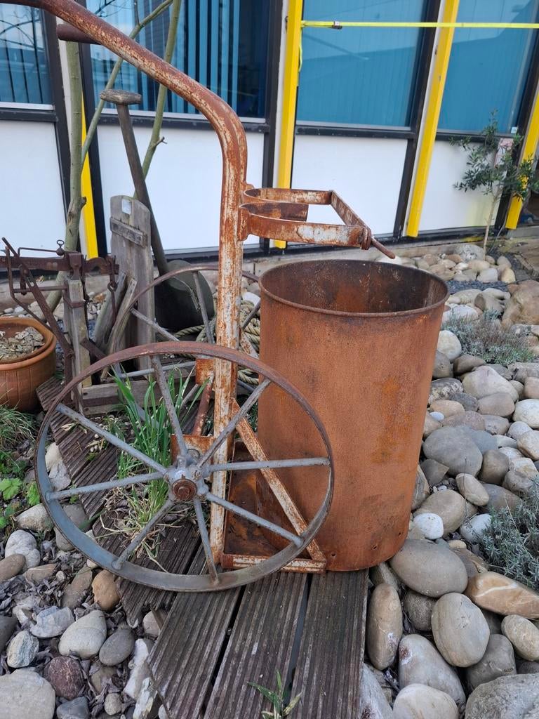 Antieke roestige kruiwagen - Decoratief tuinstuk, Antiek en Kunst, Ophalen