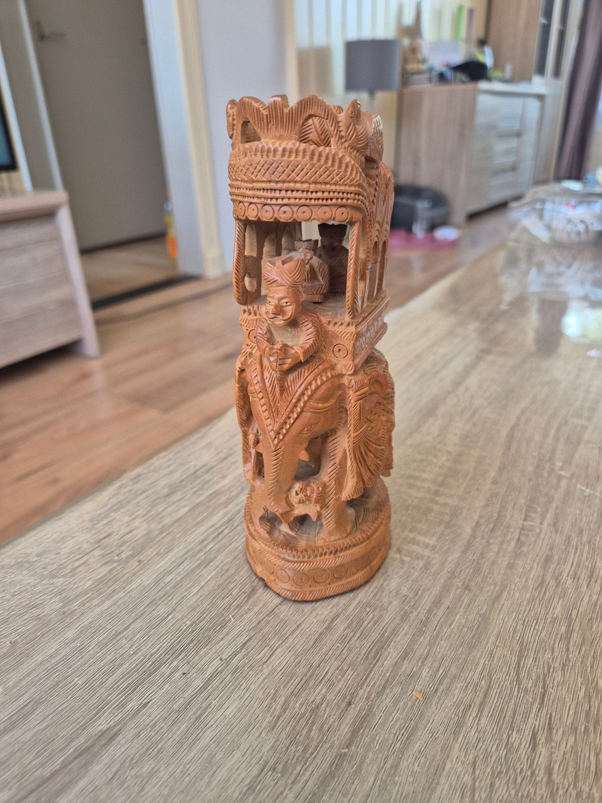 Handgesneden houten sculptuur van olifant met rijder, Minder dan 20 cm, Ophalen of Verzenden, Beeld, Hout