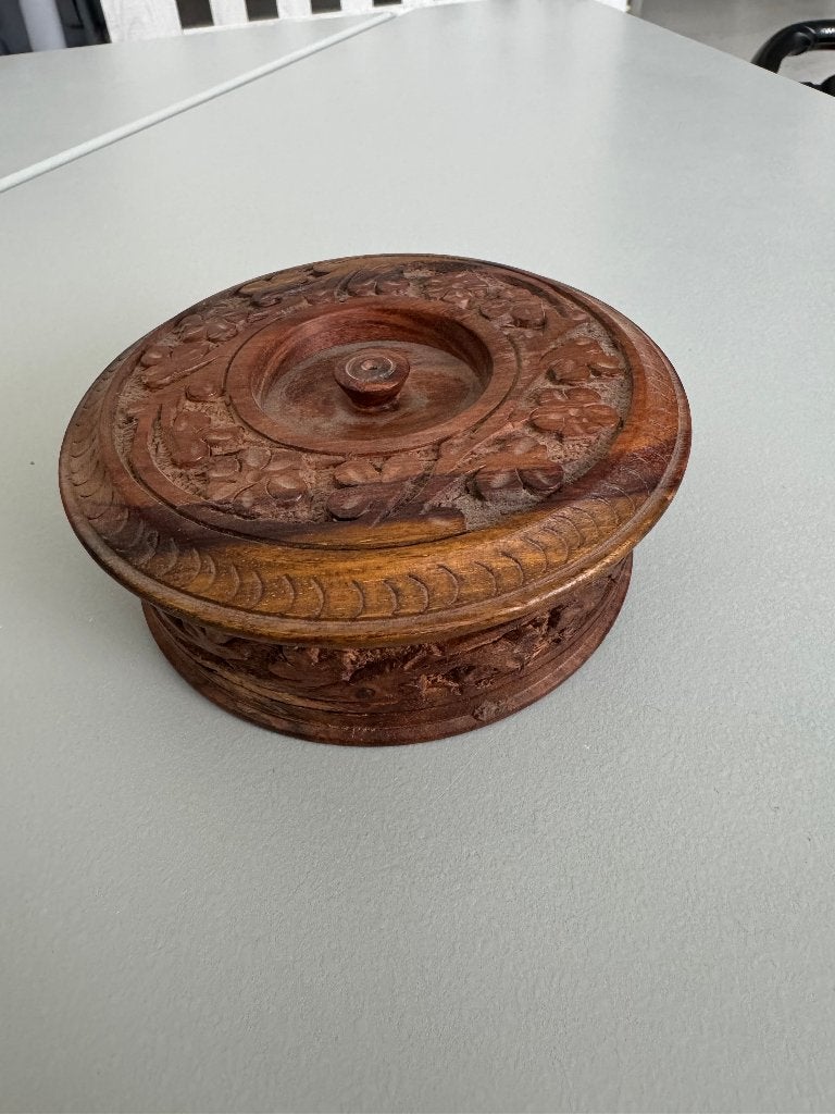 Houten bewaarbakje houtsnijwerk., Ophalen of Verzenden