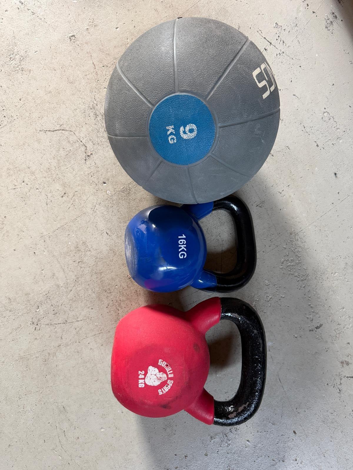 Set van kettlebells en medicine ball, Sport en Fitness, Ophalen, Zo goed als nieuw, Kettlebell