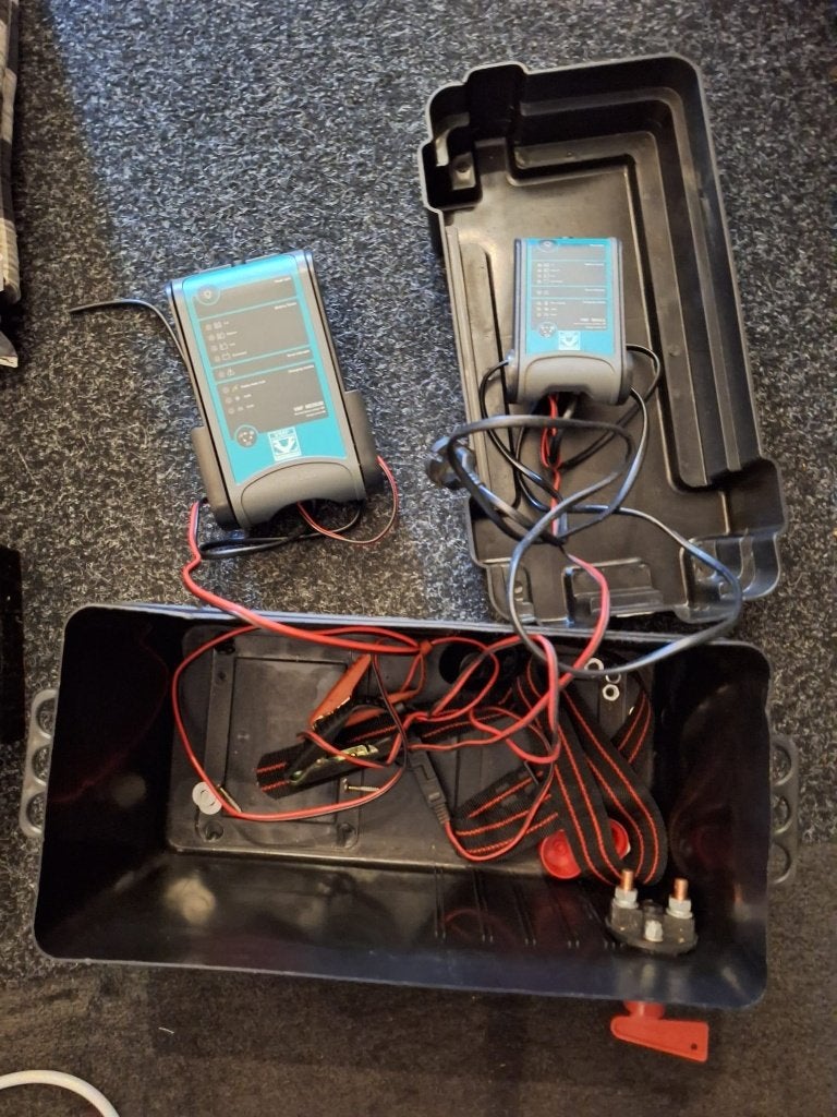 VMF Medium + Small acculader + accubak, Caravans en Kamperen, Ophalen, Zo goed als nieuw
