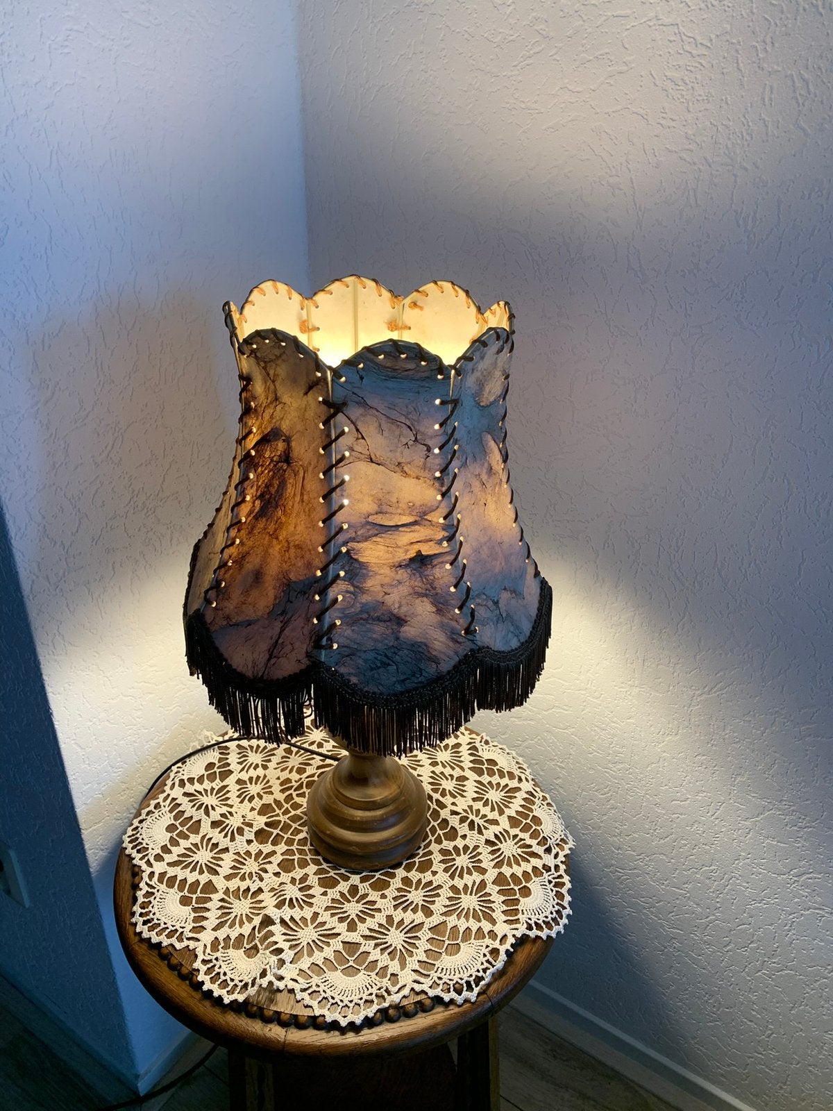 Vintage schemerlamp met houten voet en kap, Gebruikt, Vintage, Natuurlijk materiaal, 52 cm