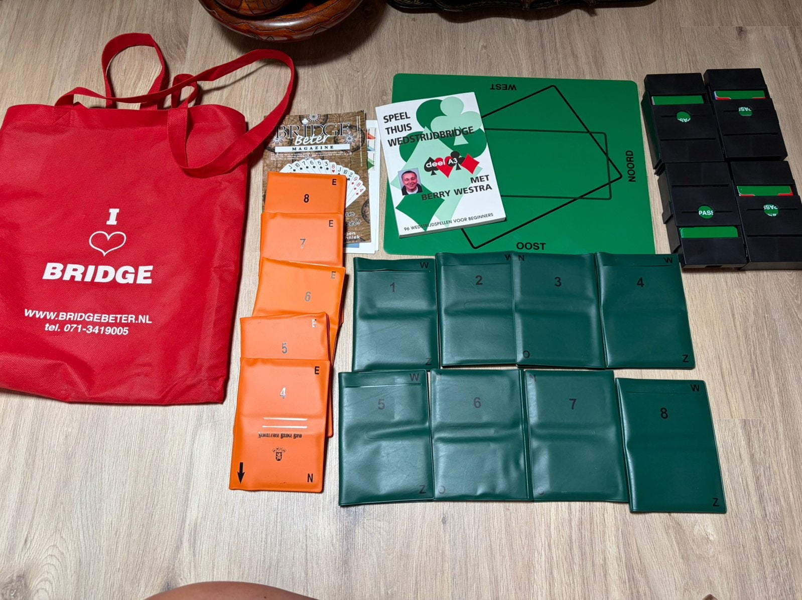 Bridgeset met mat, biedboxen, mapjes, kaarten, Drie of vier spelers, Ophalen of Verzenden, Gebruikt