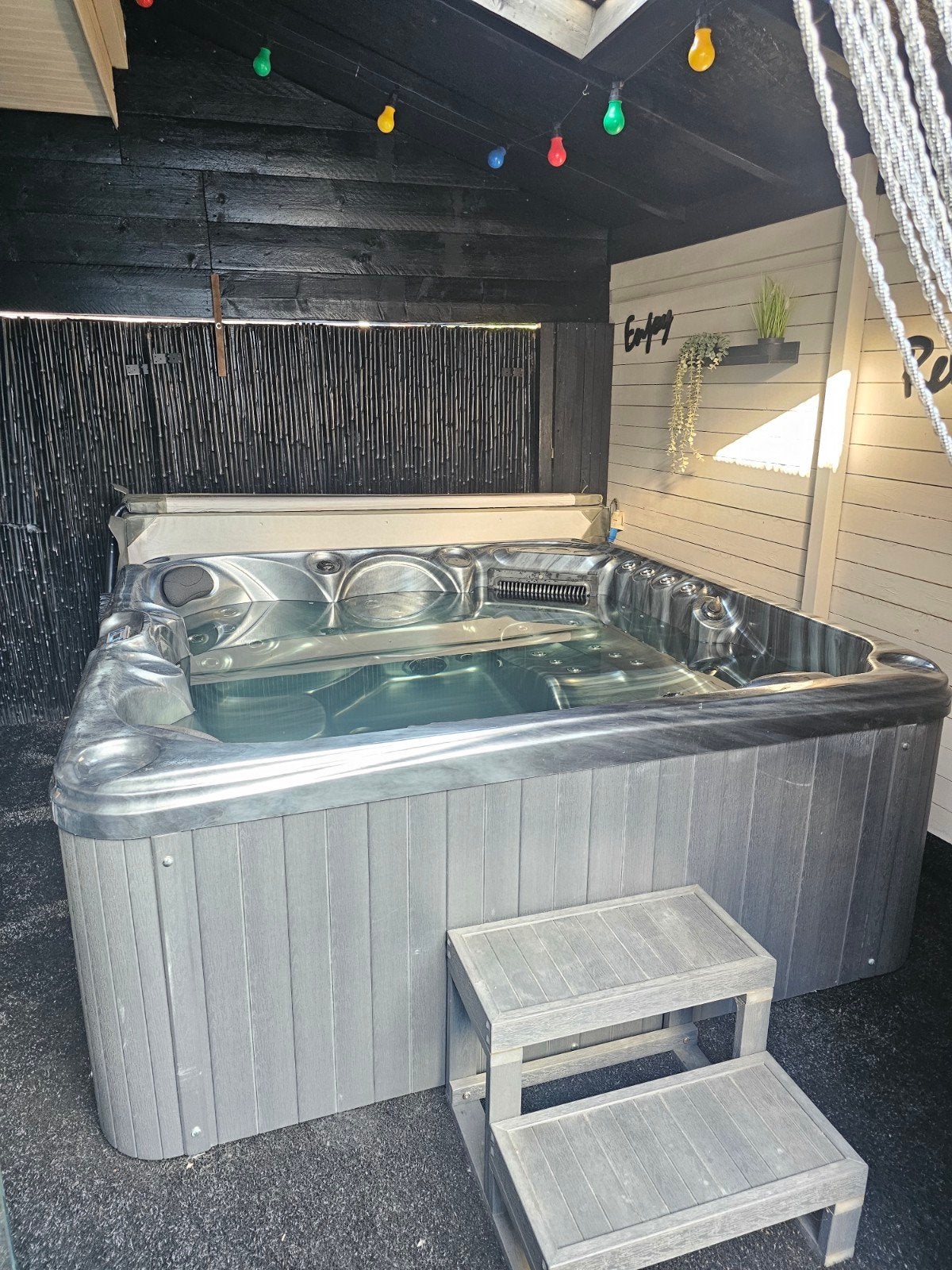 Luxe Spa Jacuzzi - 5 zit, 1 ligbed., Tuin en Terras, Ophalen, Gebruikt, Afdekzeil, Vast