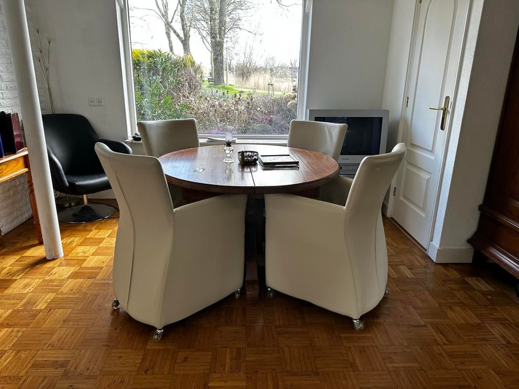 4 Witte Lederen Eetkamerstoelen op Wieltjes, Ophalen, Wit, Leer, Zo goed als nieuw
