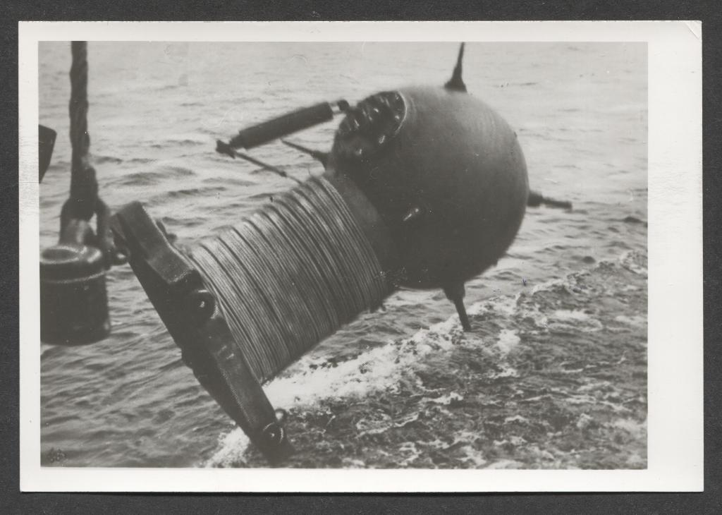 Zeemijn wordt uitgezet door Duitse mijnenlegger., Verzenden, Marine, Duitsland, Foto of Poster