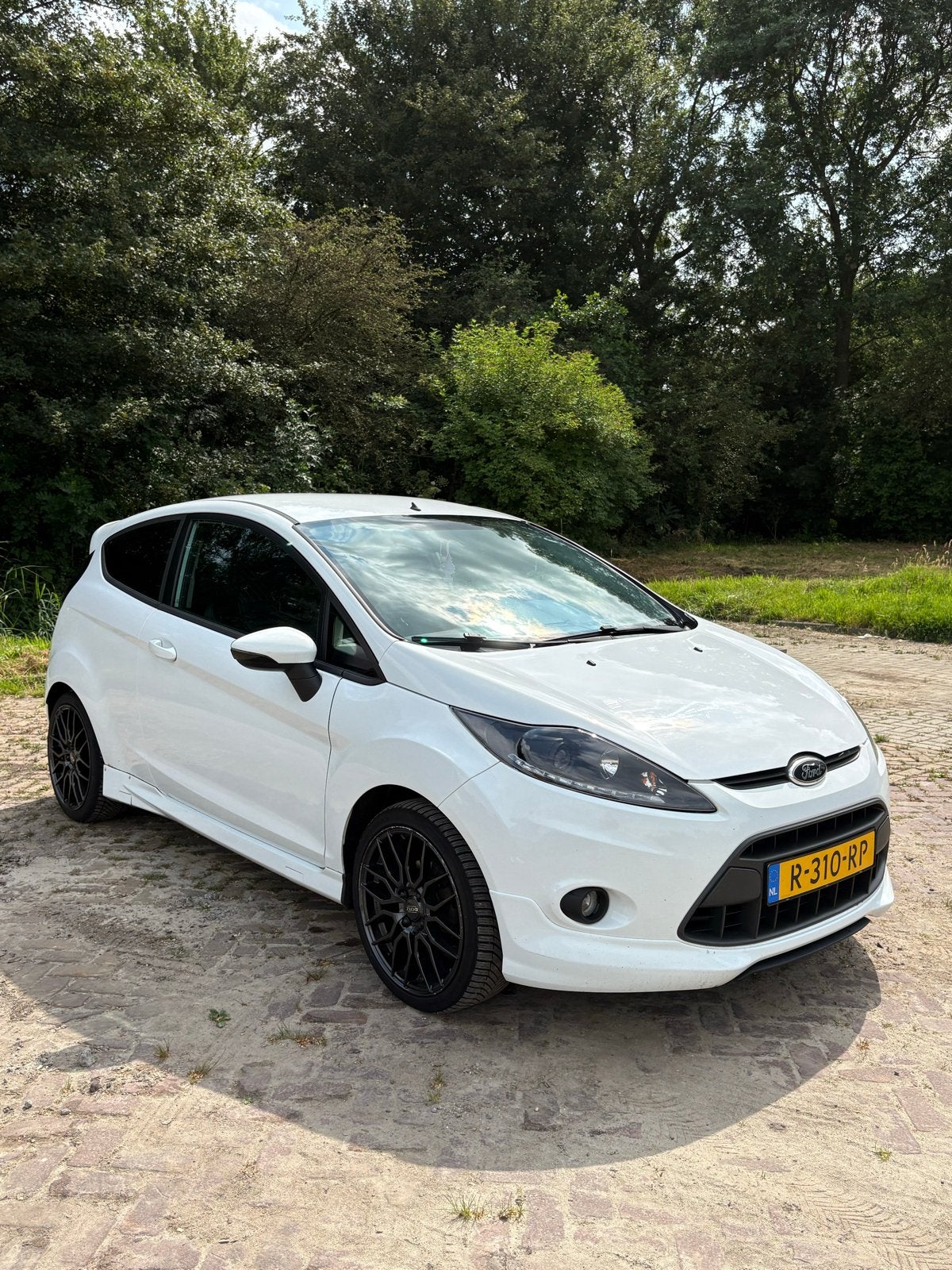 Ford Fiësta met rs look 1.25 60KW 3DR 2009 Wit, Voorwielaandrijving, 600 kg, 4 cilinders, Wit