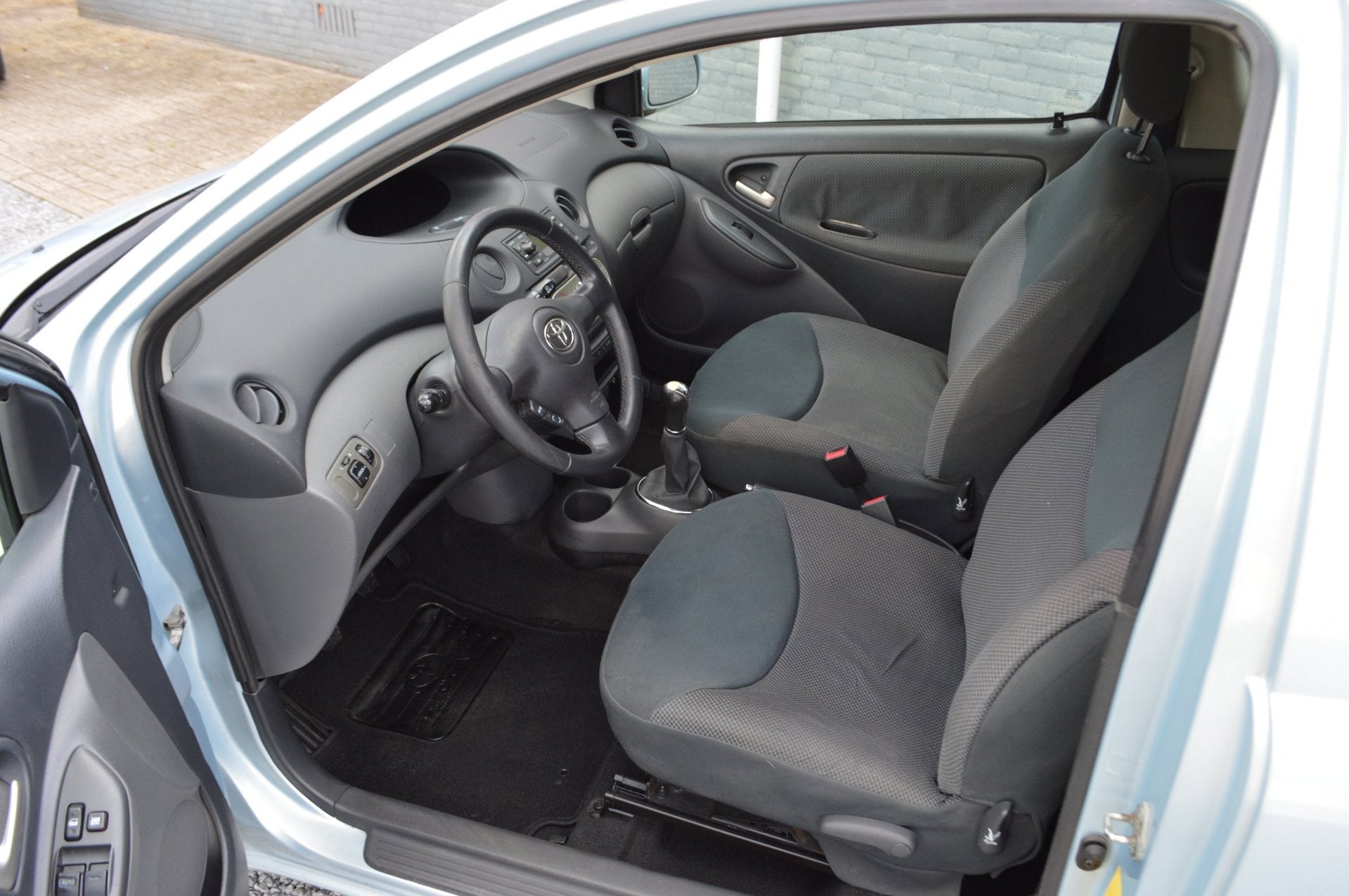 Toyota Yaris 1.0 VVT-i S-Line Airco Stuurbekrachtiging Jaar, Auto's, Toyota, Stof, Gebruikt, 31 €/maand, 4 cilinders