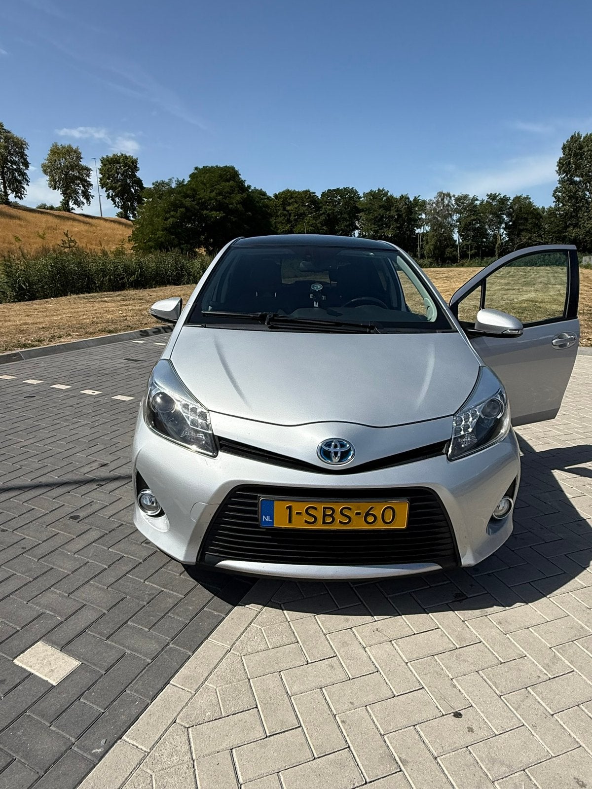 Toyota Yaris 1.5 Full Hybrid CVT 5DR 2013 Grijs, Auto's, 1497 cc, 74 pk, 4 cilinders, 49 €/maand