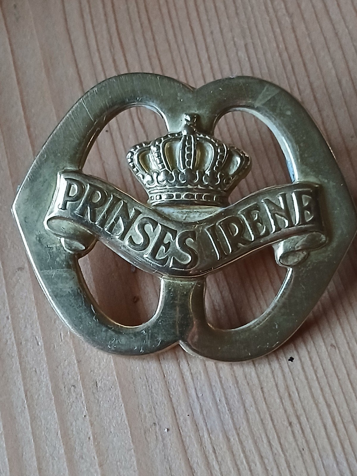 Oud koperen baret embleem Prinses Irene, Ophalen of Verzenden, Landmacht, Nederland, Embleem of Badge