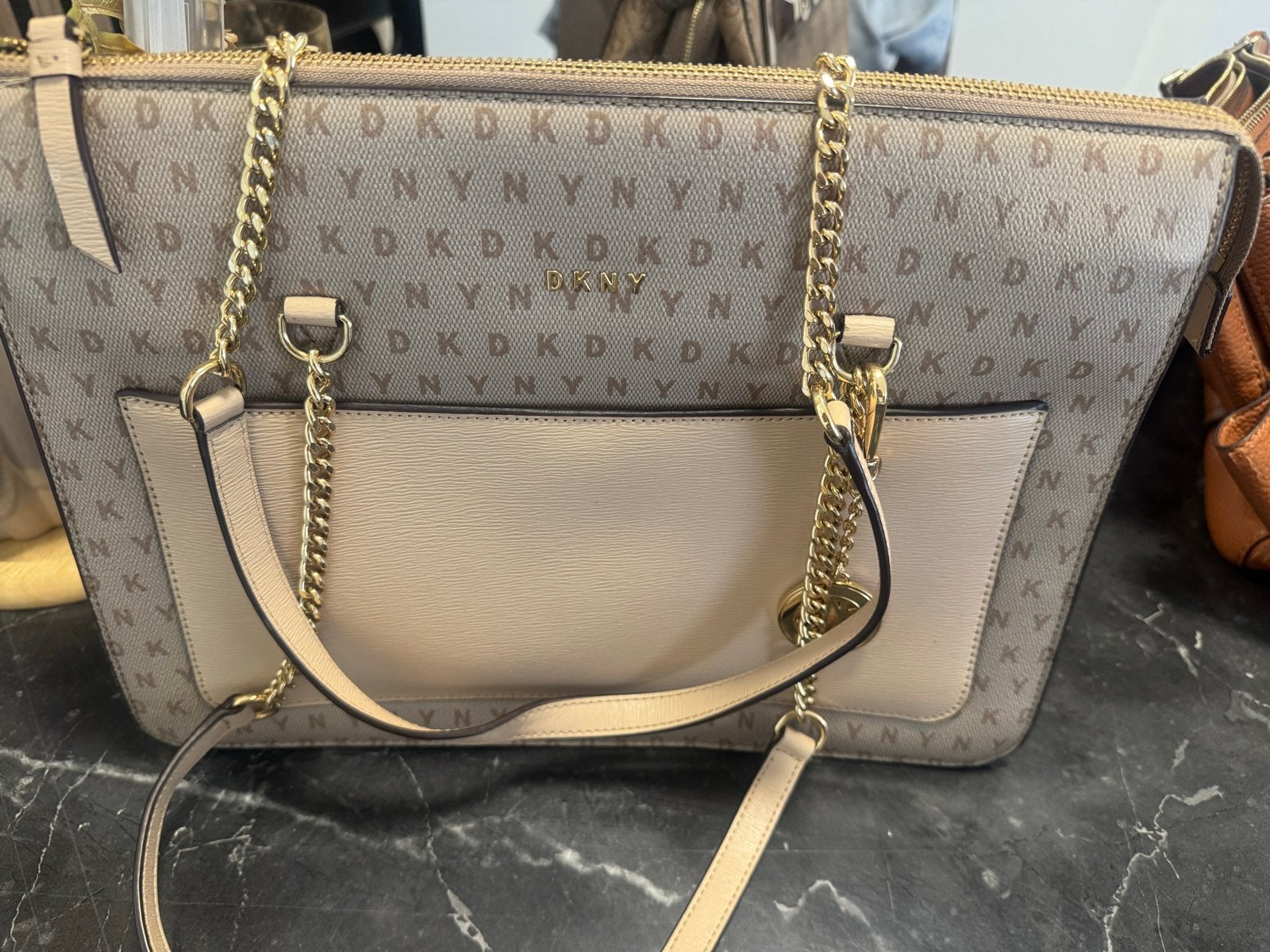 DKNY Handtas - Nieuw en ongebruikt, Ophalen of Verzenden, Nieuw, Beige, Handtas