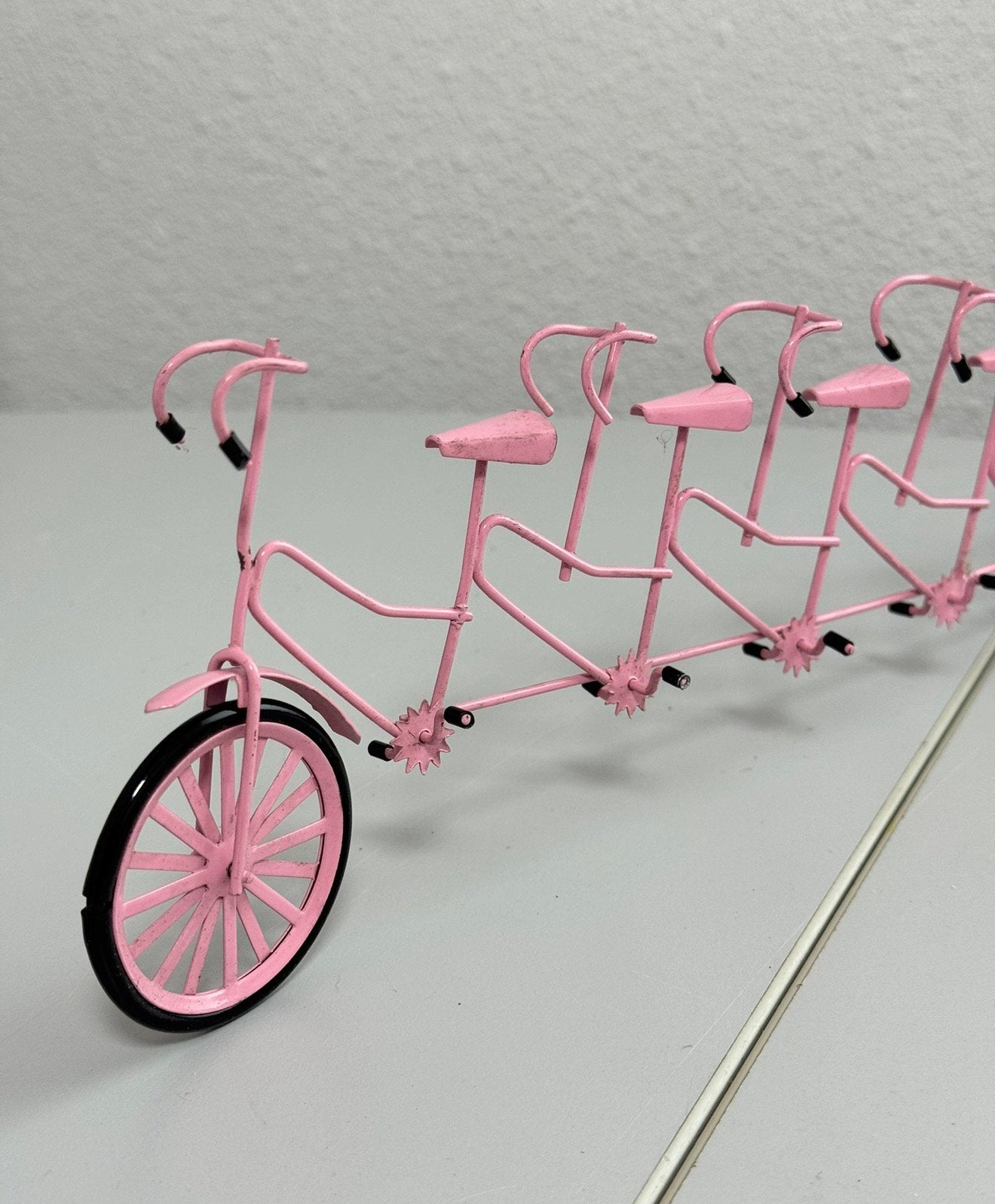Zeldzaam Antiek 1960 Tandem roze 6-persoons Miniatuur fiets, Ophalen of Verzenden