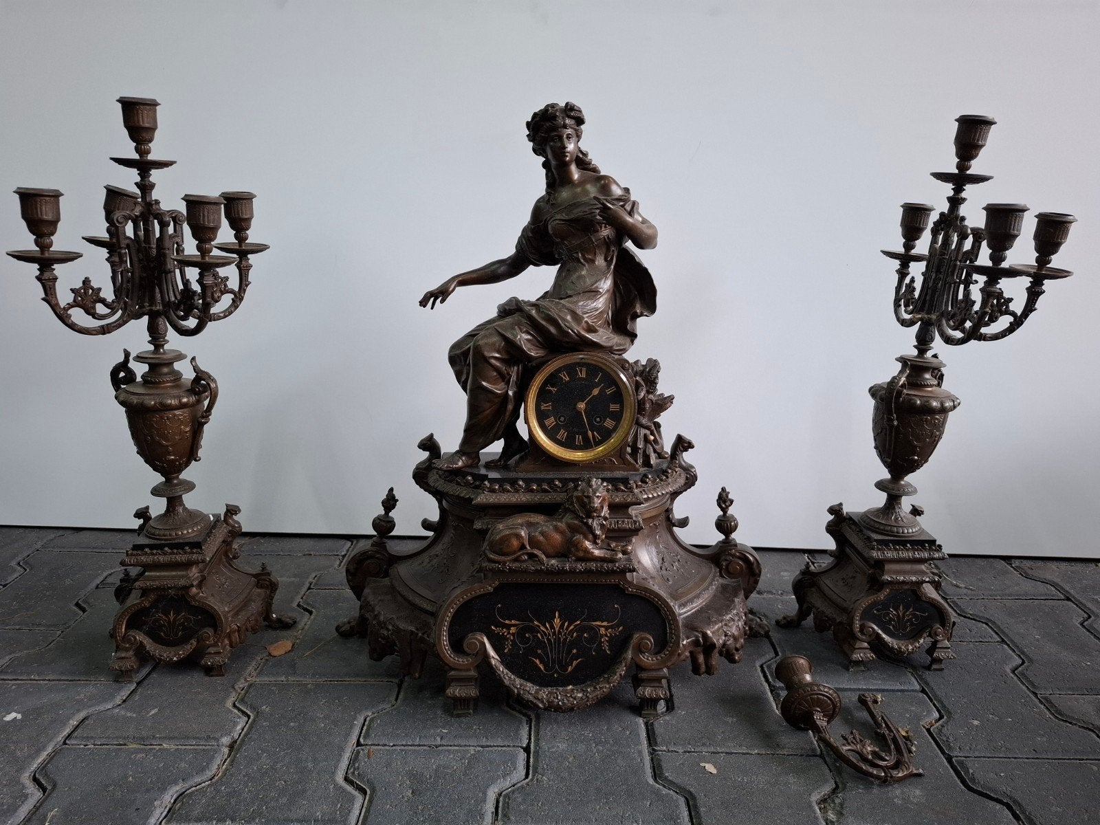 Antieke bronzen klok met kandelaars - Vrouw en leeuw, Antiek en Kunst, Ophalen