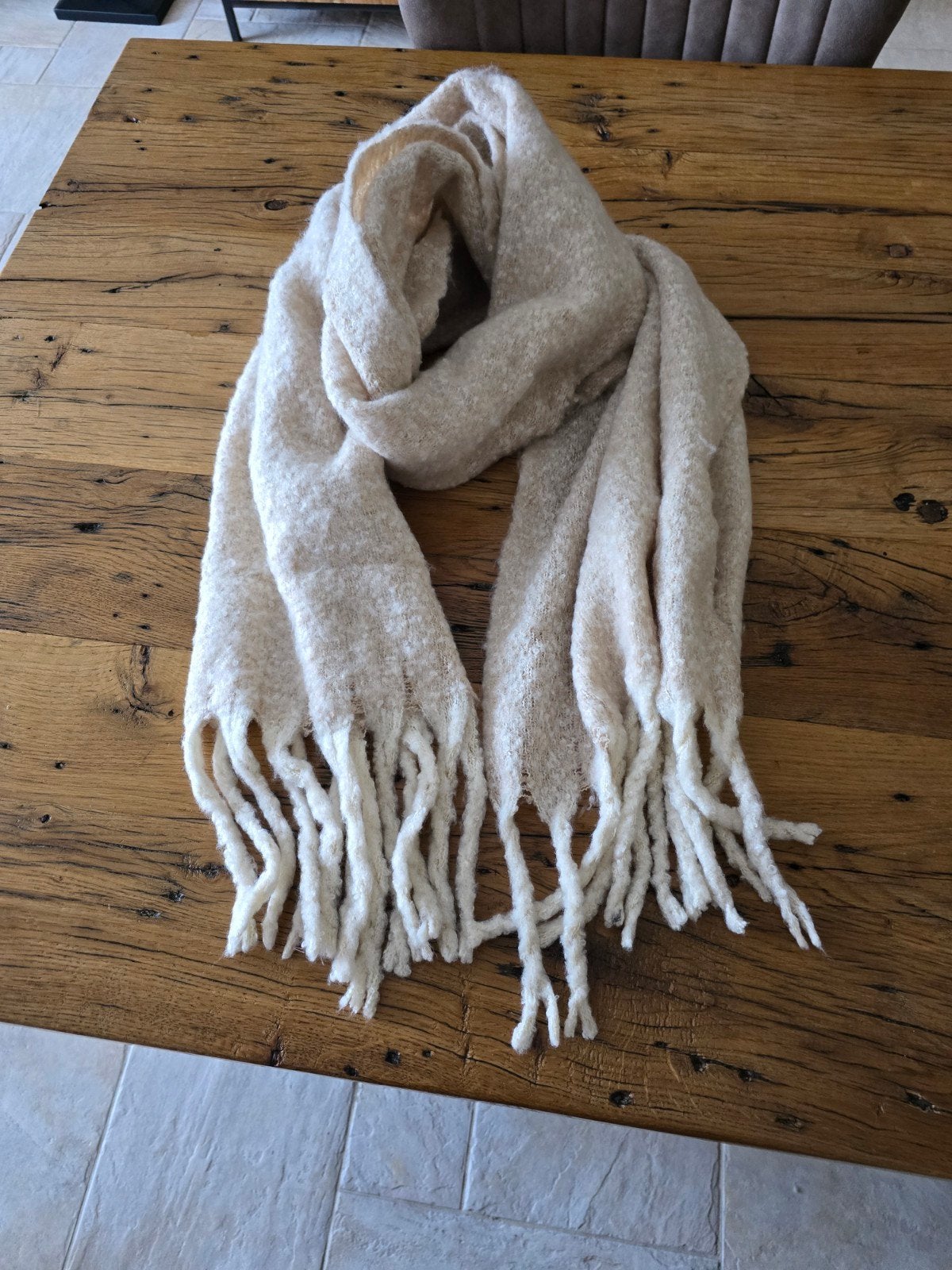 Te koop nieuwe beige dames sjaal. Sjaal was 39,95 gekocht bi, Ophalen of Verzenden, Nieuw, Maat 46/48 (XL) of groter, Sjaal