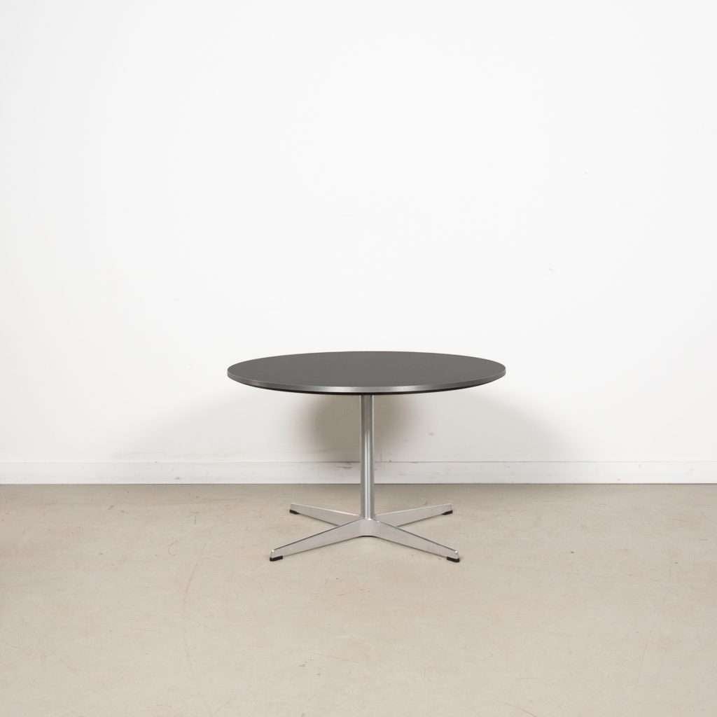 1x Fritz Hansen A222 Tafel Zwart Ø75 cm - Aluminium
