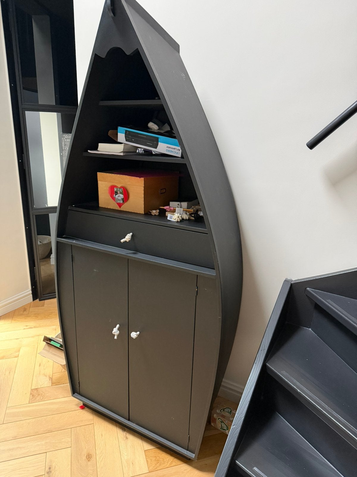 2 zwarte bootkasten – boekenkast / vitrinekast in bootvorm, Huis en Inrichting, Ophalen, Zo goed als nieuw