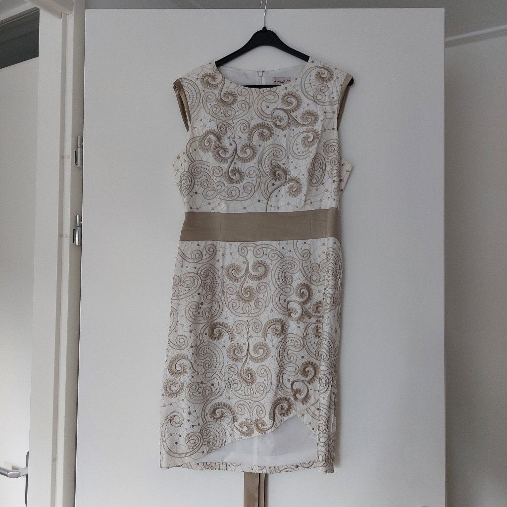 Prachtig jurkje van Karen Millen - Maat L, Kleding | Dames, Jurken, Karen Millen, Beige, Maat 42/44 (L), Ophalen of Verzenden