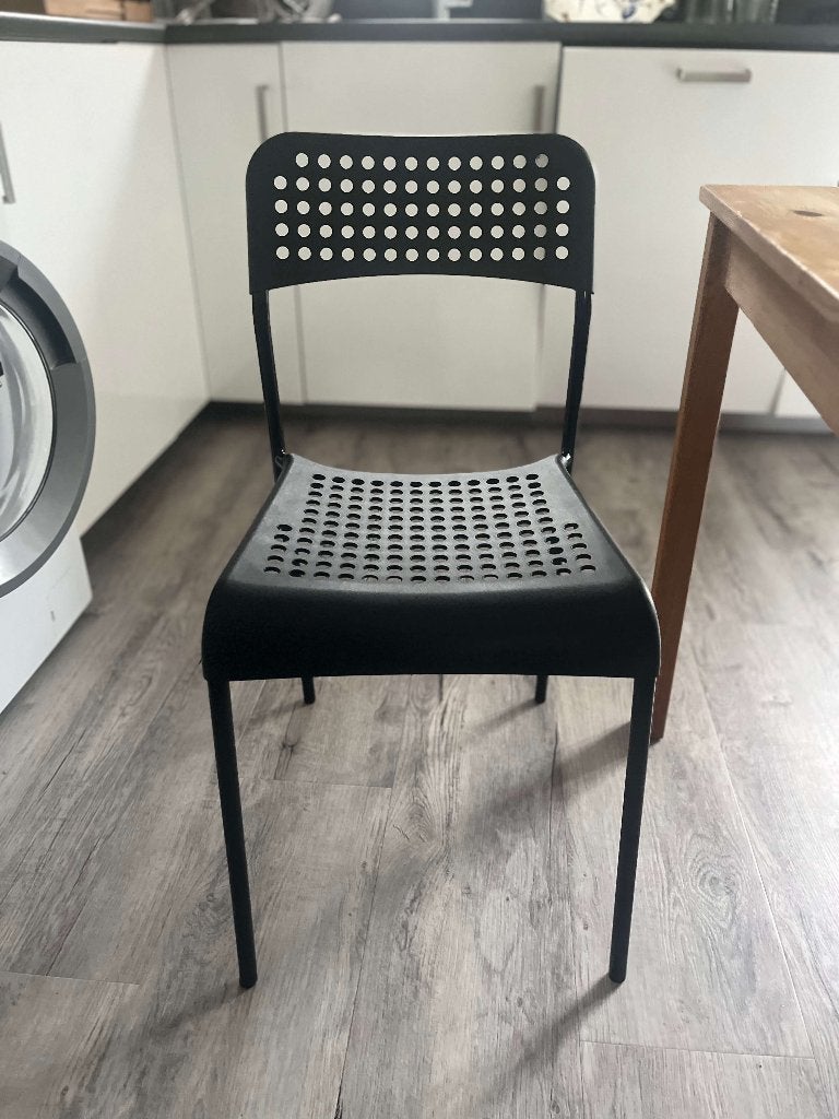 Twee zwarte stoelen, Ophalen, Kunststof, Twee, Zwart